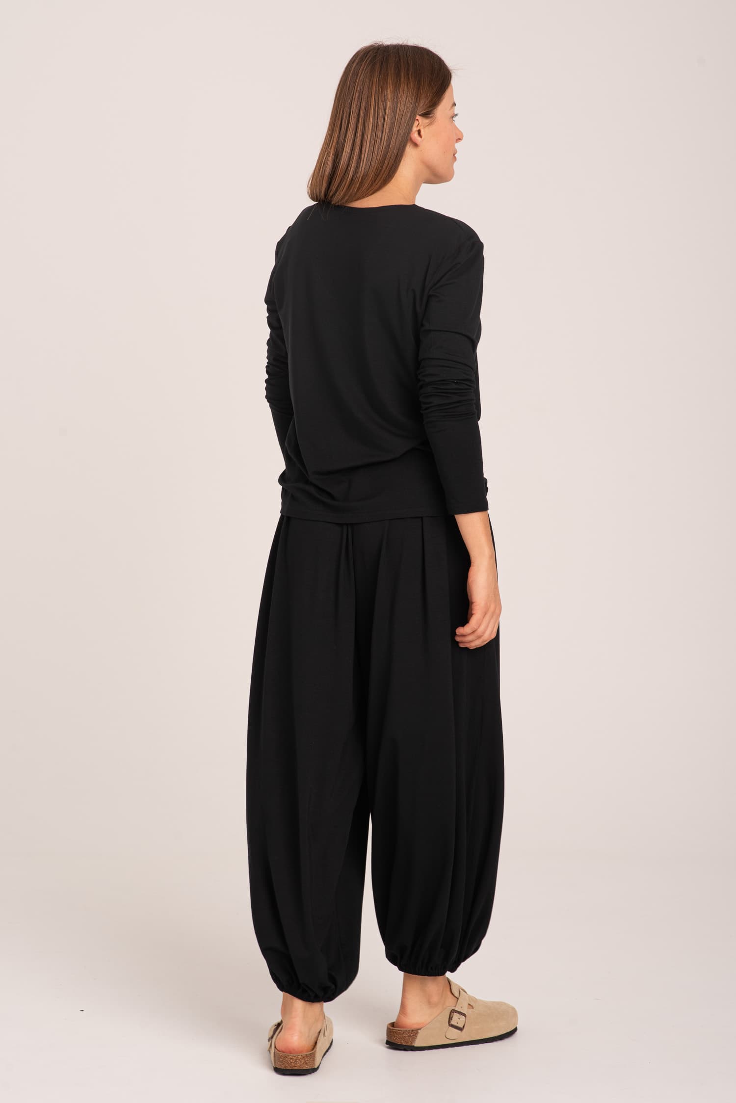 Blusa negra de manga larga con escote en V Aniela - zdjęcie 4