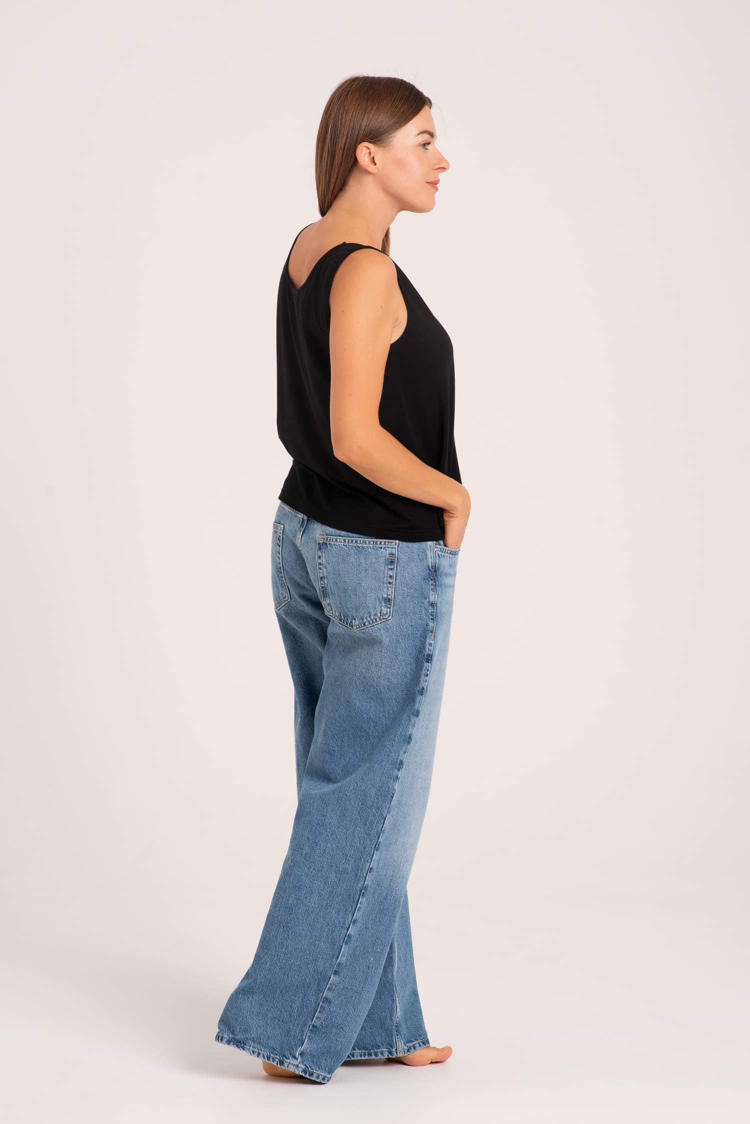 Czarny top na szerokich ramiączkach — zdjęcie 5