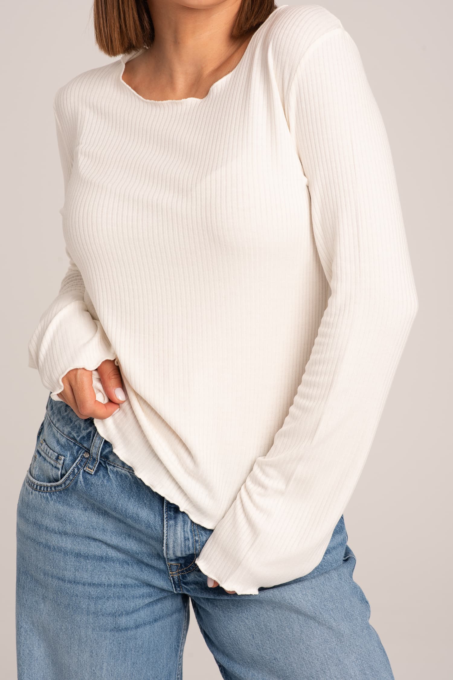 Biały longsleeve Julie z prążkowanej dzianiny - widok 2