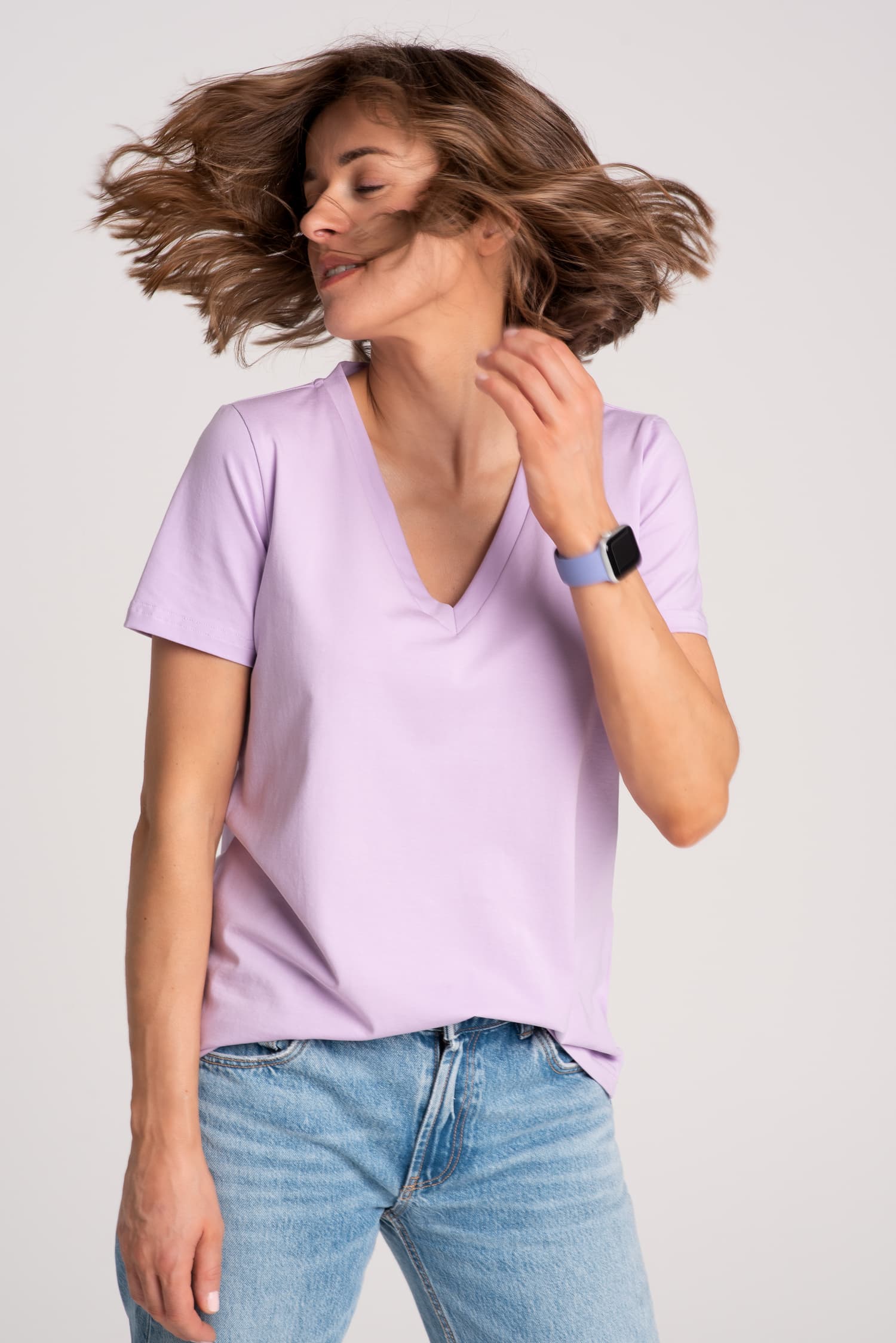 Fioletowy t-shirt damski V — zdjęcie 3