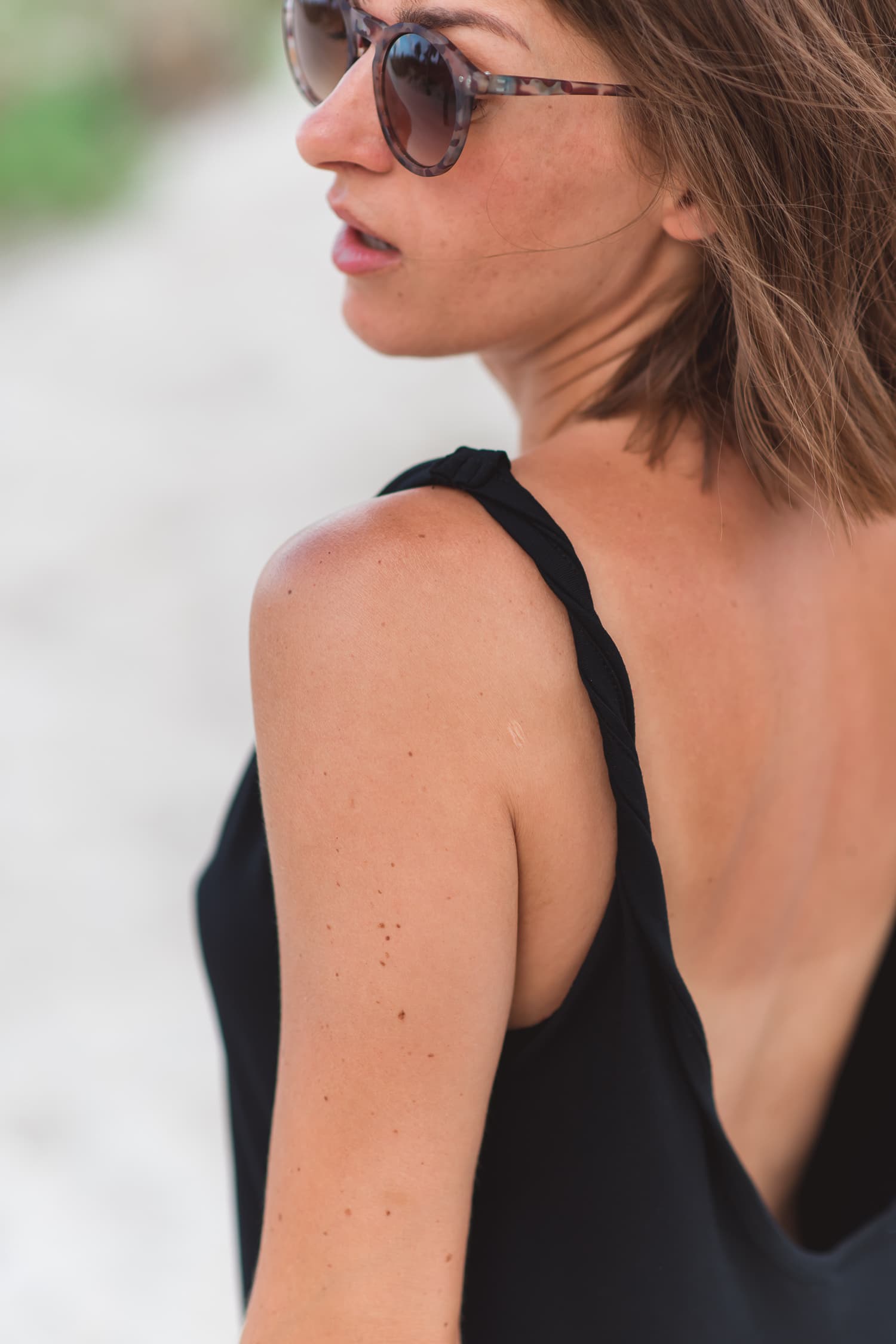 Sukienka na zakręconych ramiączkach SIMPLE – czarna — zdjęcie 3