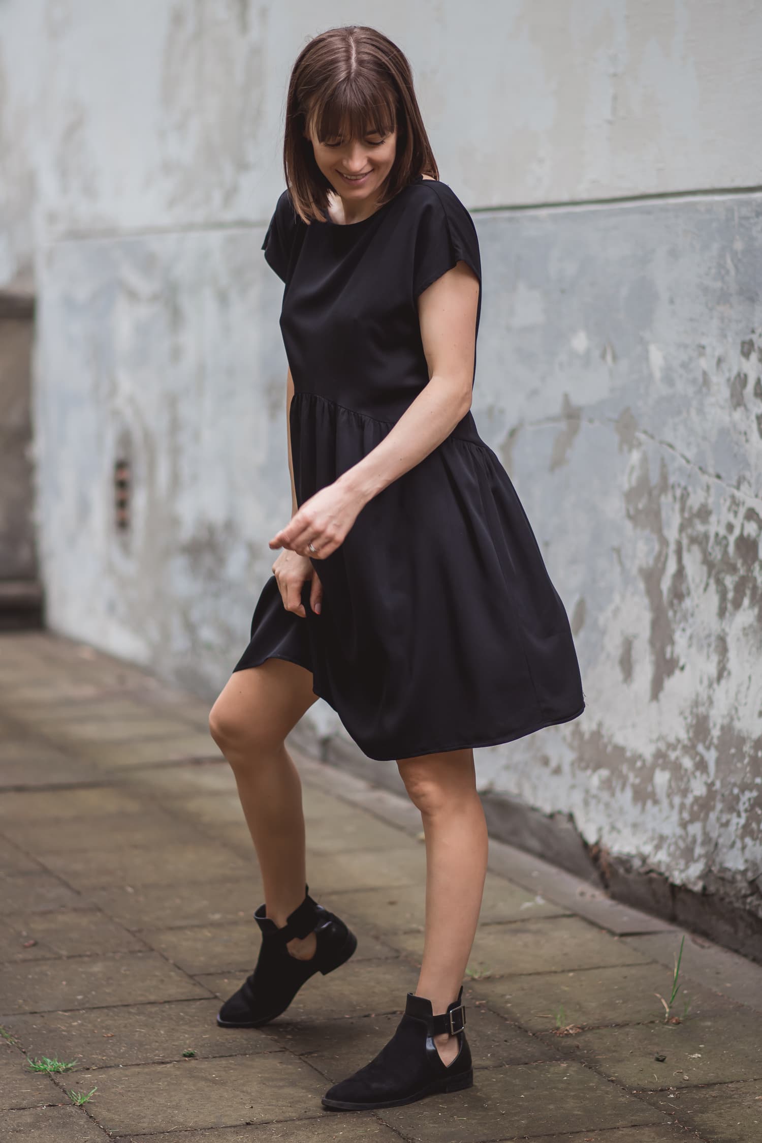 Sukienka KUSICIELKA z odkrytymi plecami – CZARNA — zdjęcie 3