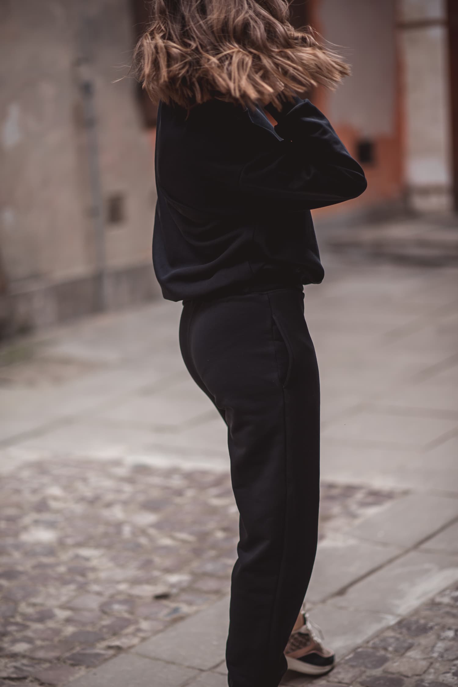 Dresy damskie: bluza + spodnie - czarne — zdjęcie 4