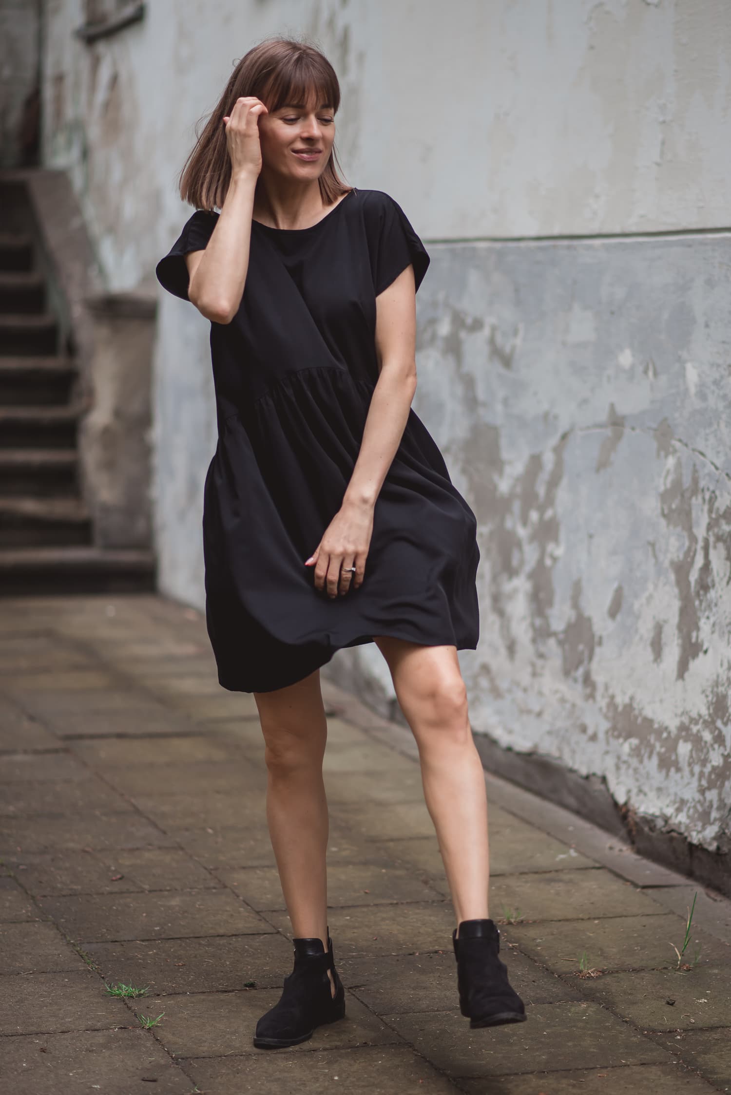 Sukienka KUSICIELKA z odkrytymi plecami – CZARNA