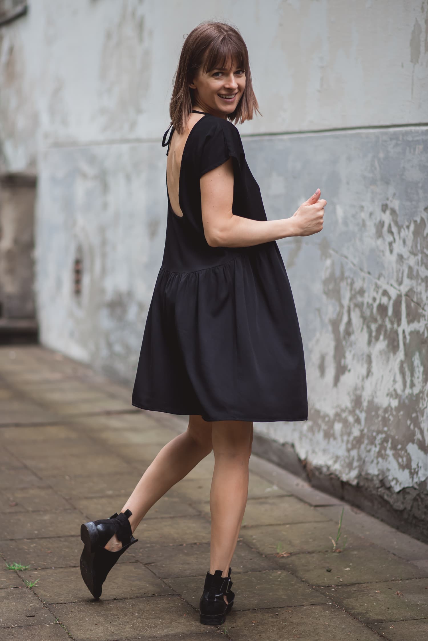 Sukienka KUSICIELKA z odkrytymi plecami – CZARNA — zdjęcie 2