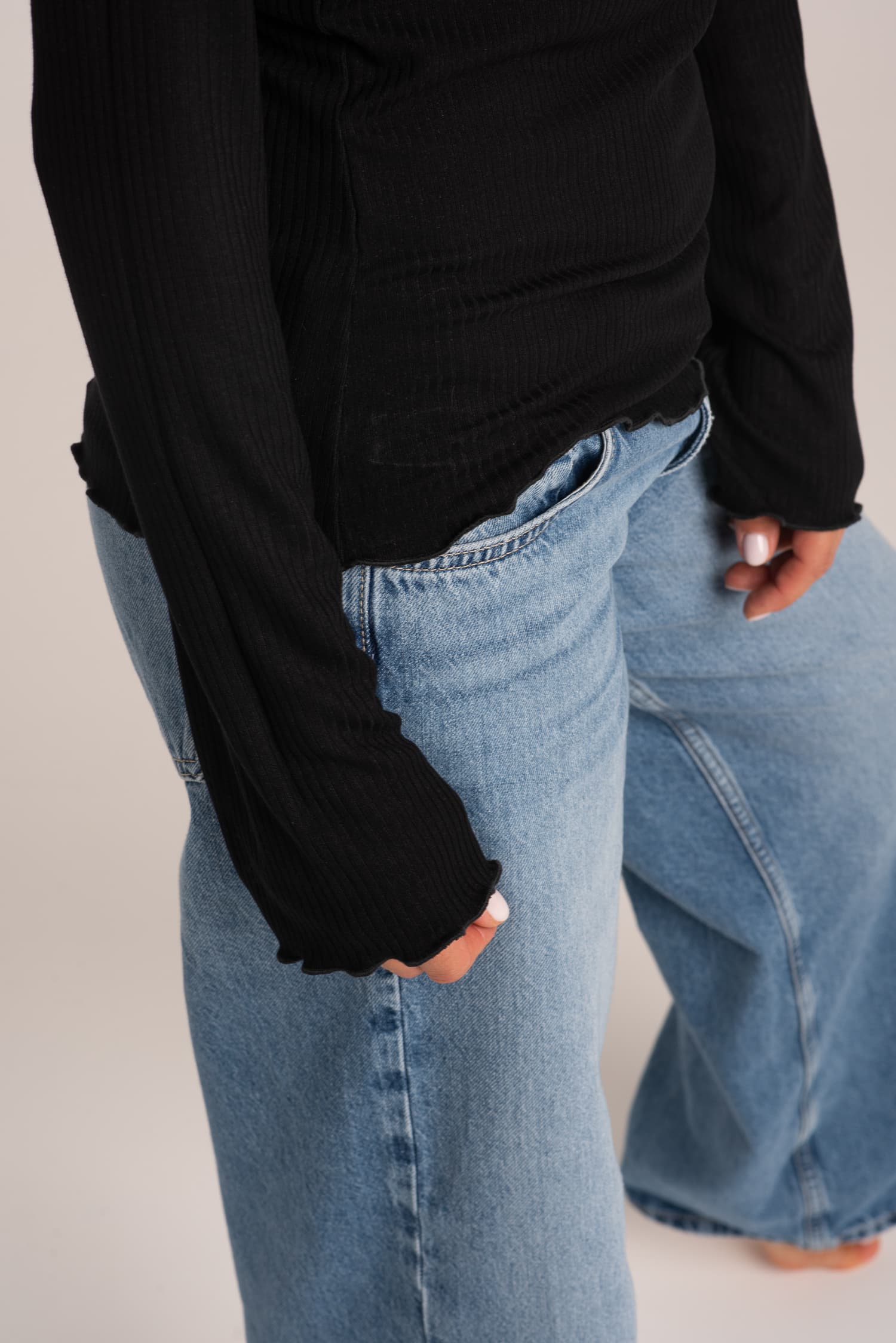 Czarny longsleeve Julie z prążkowanej dzianiny — zdjęcie 5