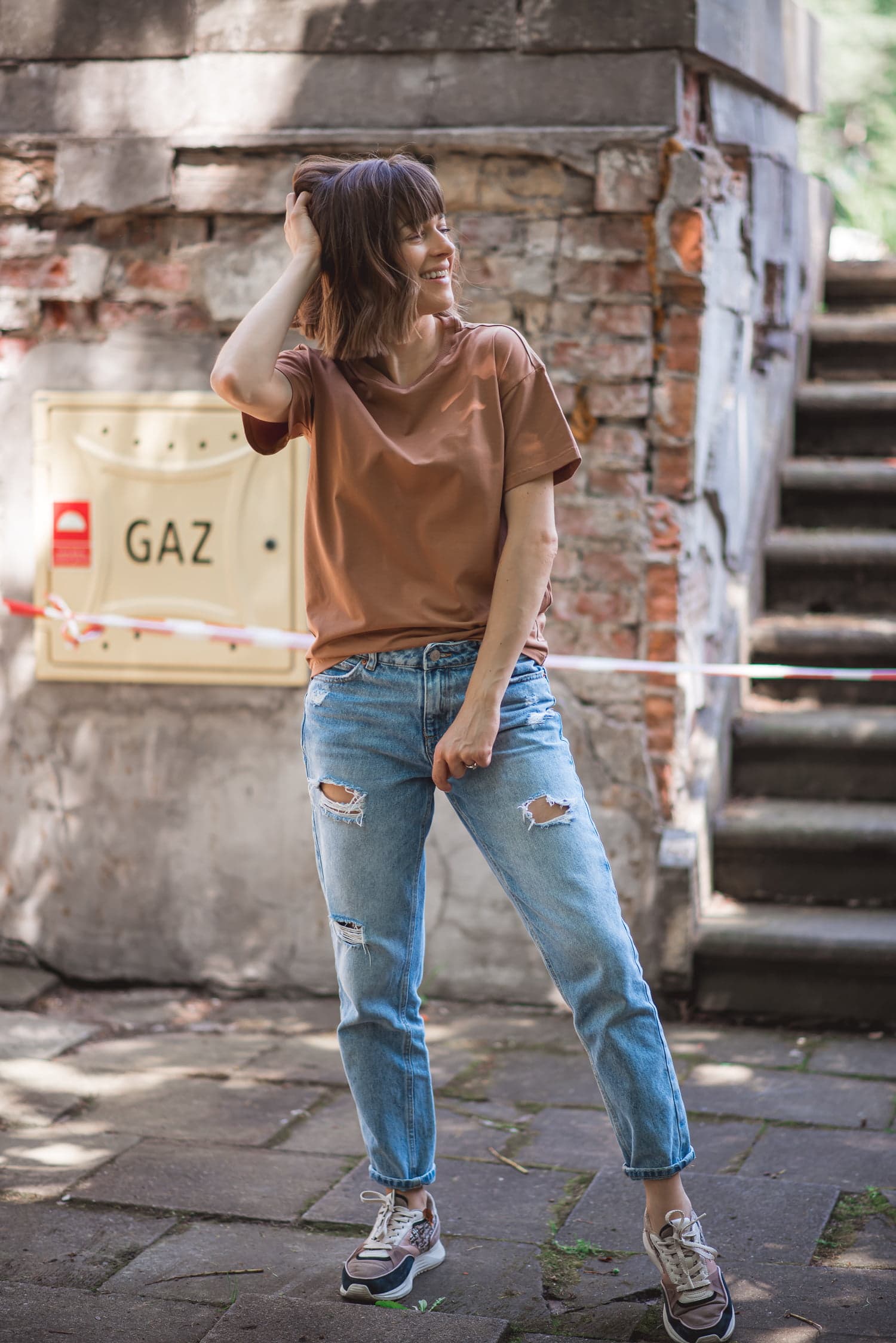 T-shirt klasyczny BASIC – brąz - widok 2