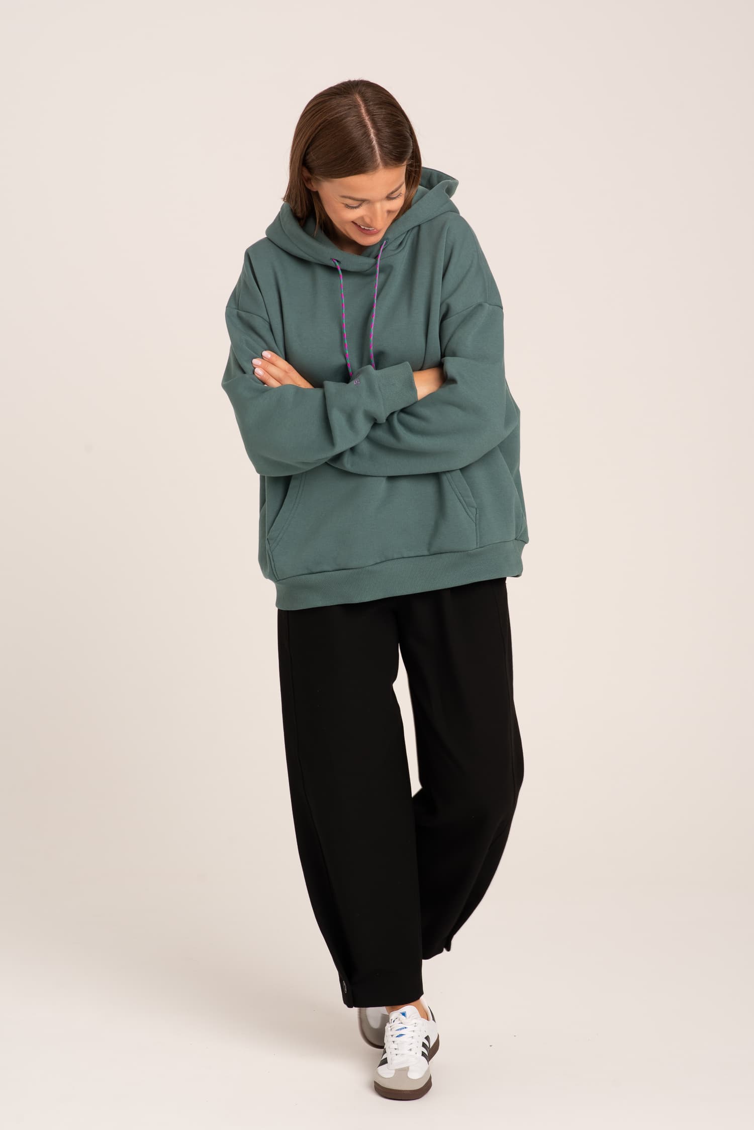 Zielona bluza dresowa z kapturem LOU — zdjęcie 2