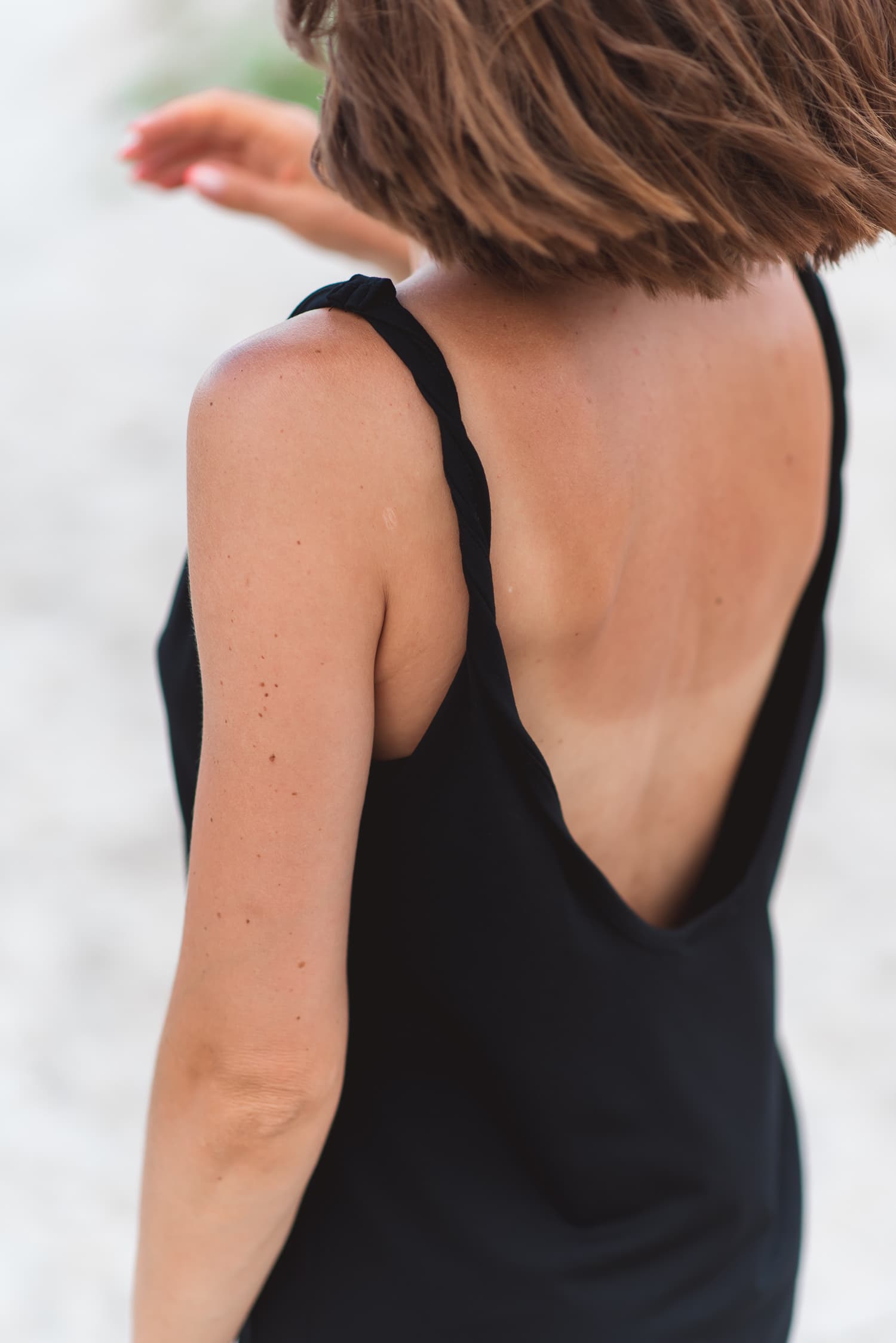 Sukienka na zakręconych ramiączkach SIMPLE – czarna — zdjęcie 4