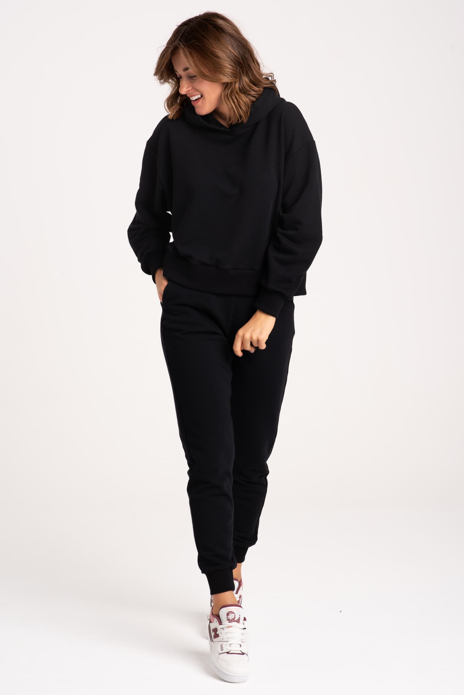 Conjunto: pantalón jogger negro de talle alto + sudadera con capucha — foto 4