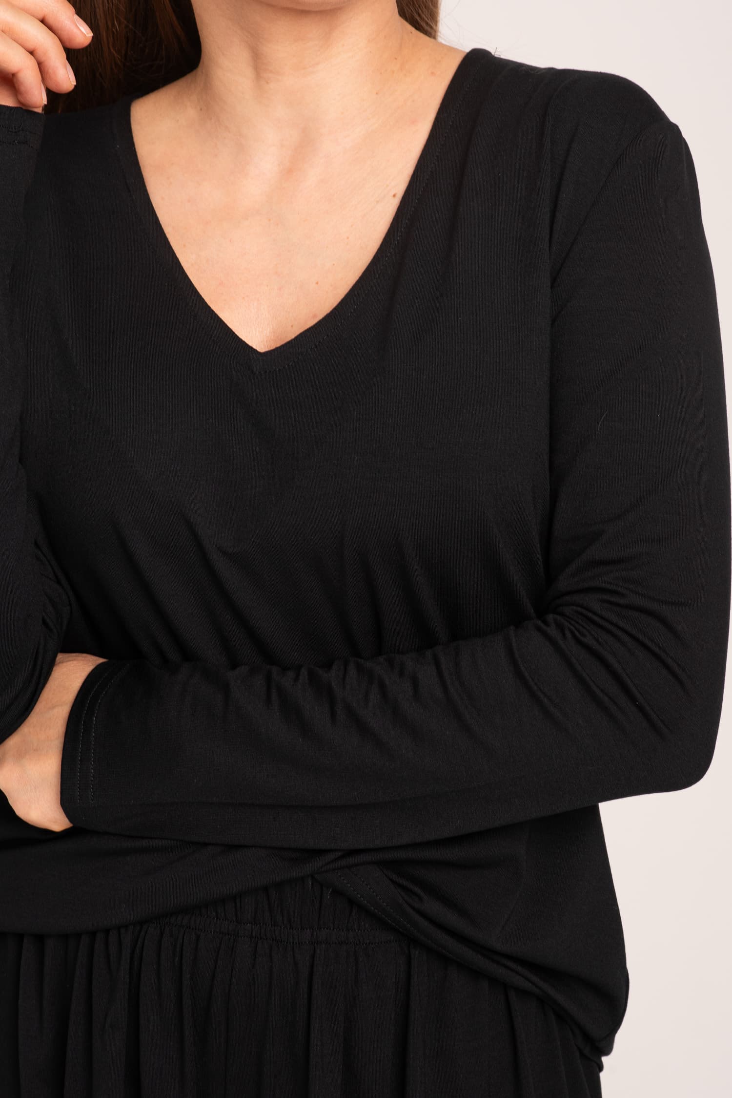 Blusa negra de manga larga con escote en V Aniela - zdjęcie 7