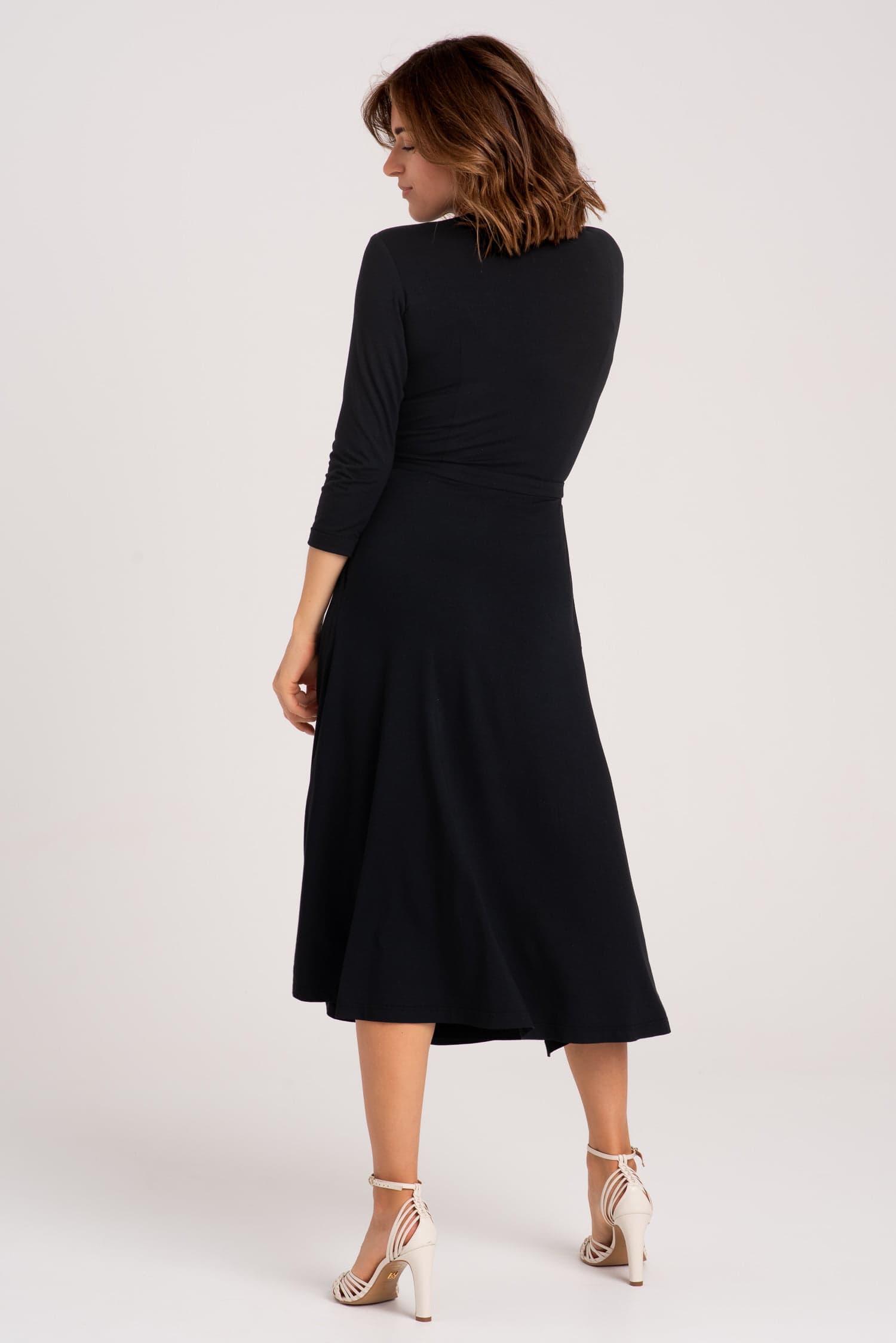 Czarna sukienka kopertowa z modalu Red — zdjęcie 4