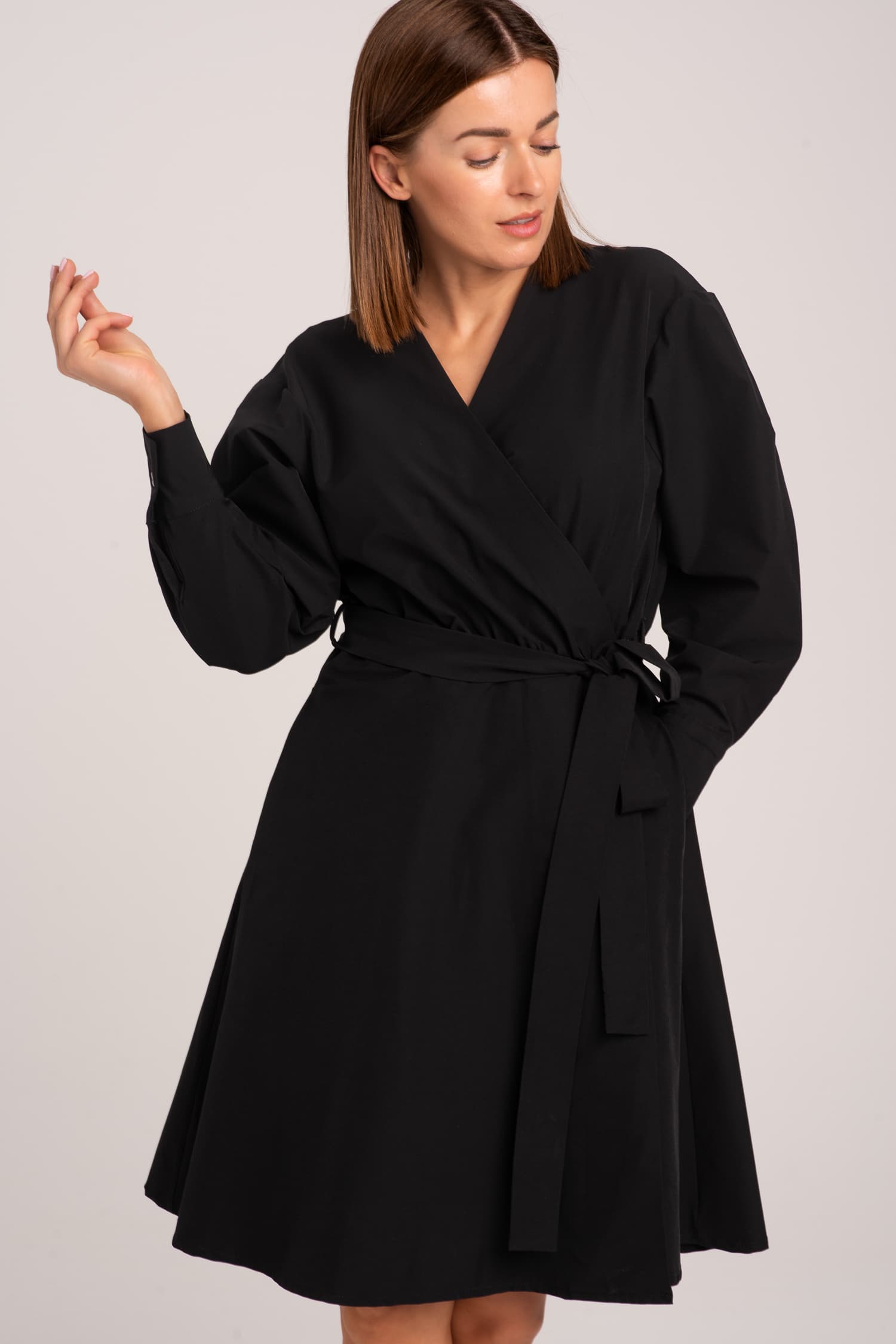 Czarna sukienka kopertowa Maria — zdjęcie 4