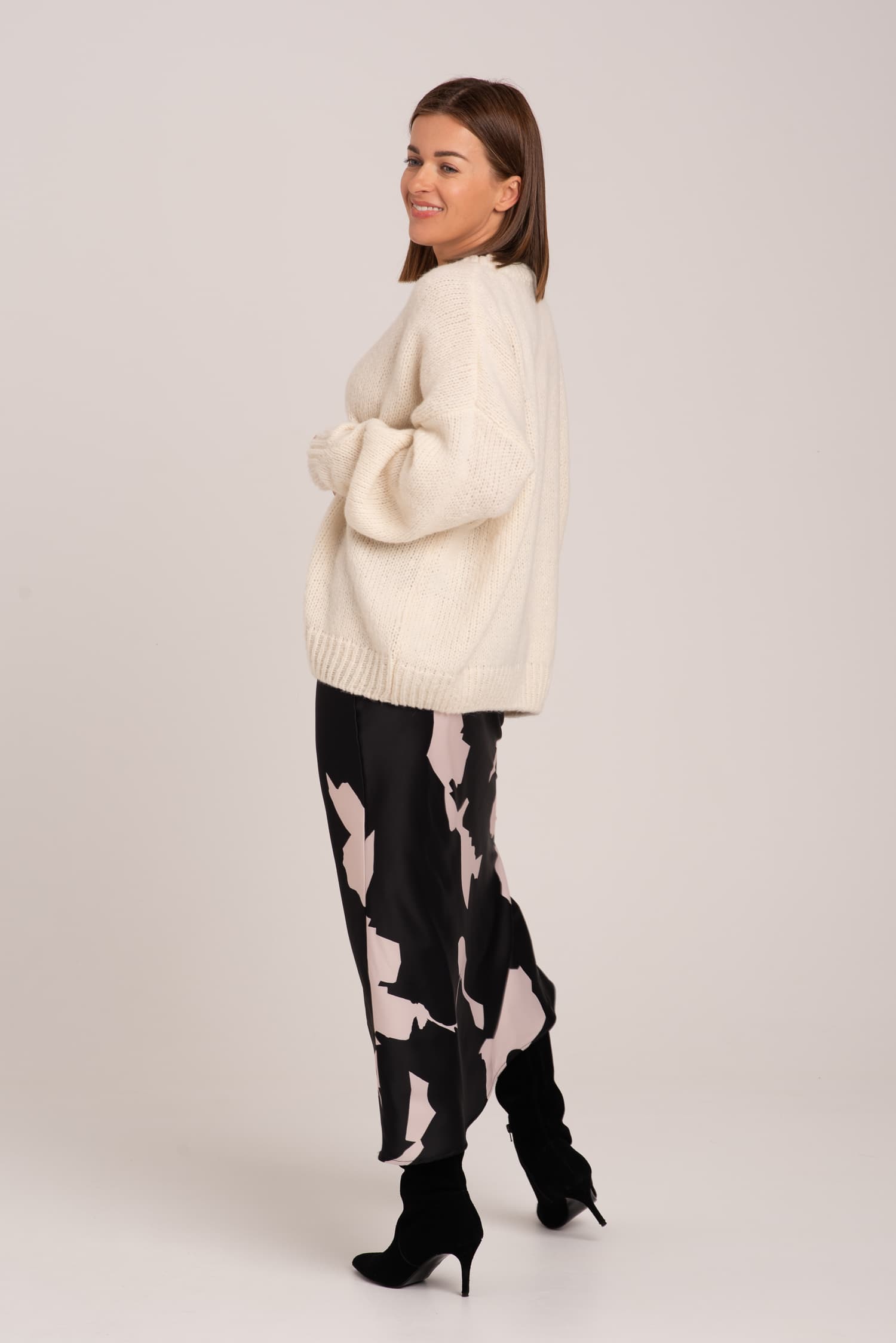 Czarna satynowa spódnica Violet — zdjęcie 3