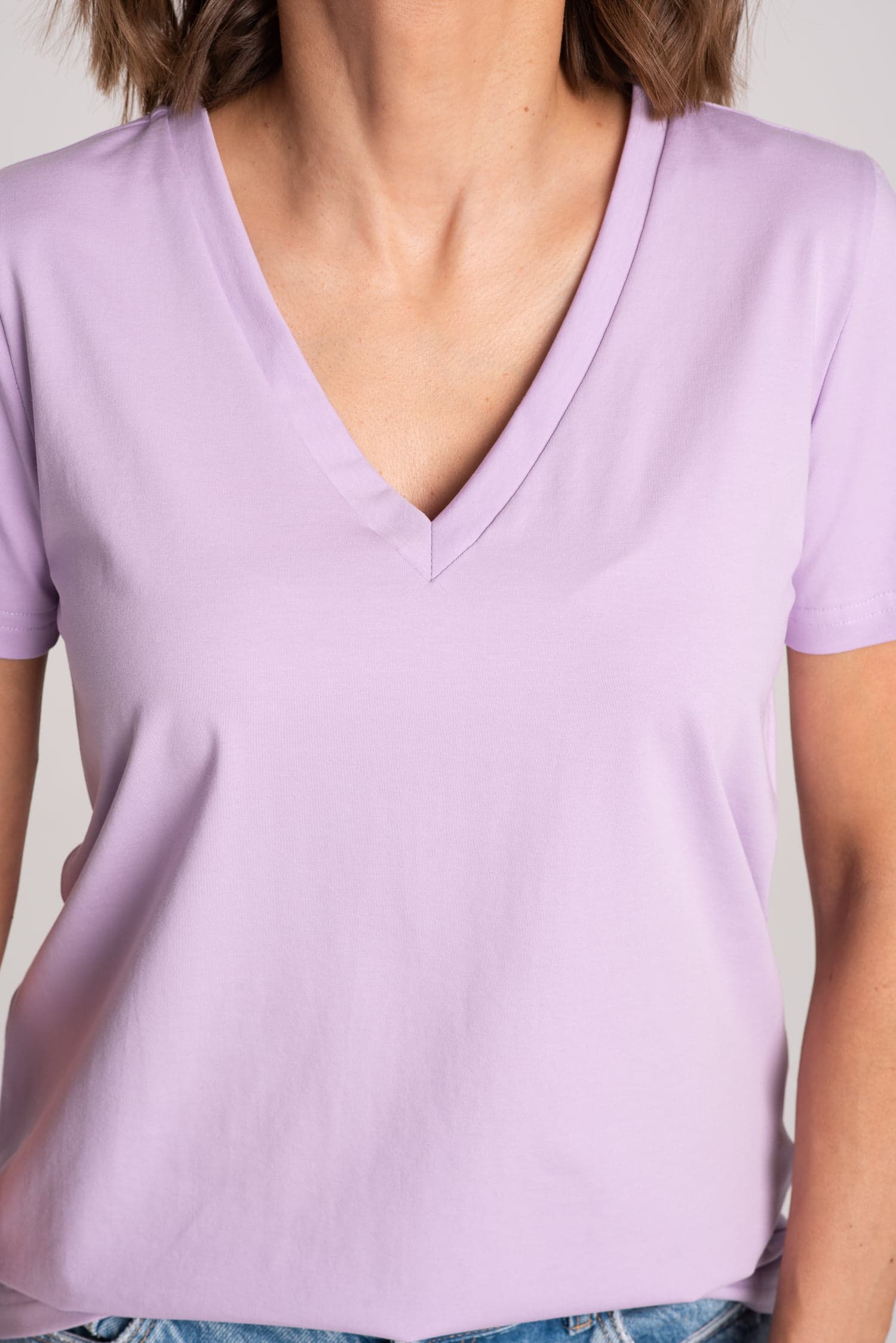Fioletowy t-shirt damski V — zdjęcie 5