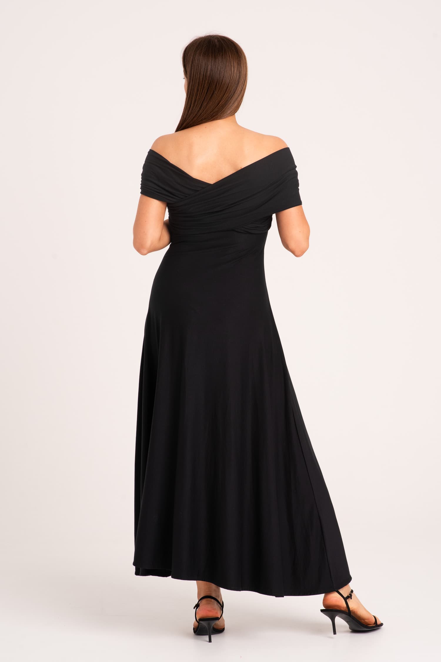 Czarna sukienka z odkrytymi ramionami UMA — zdjęcie 4