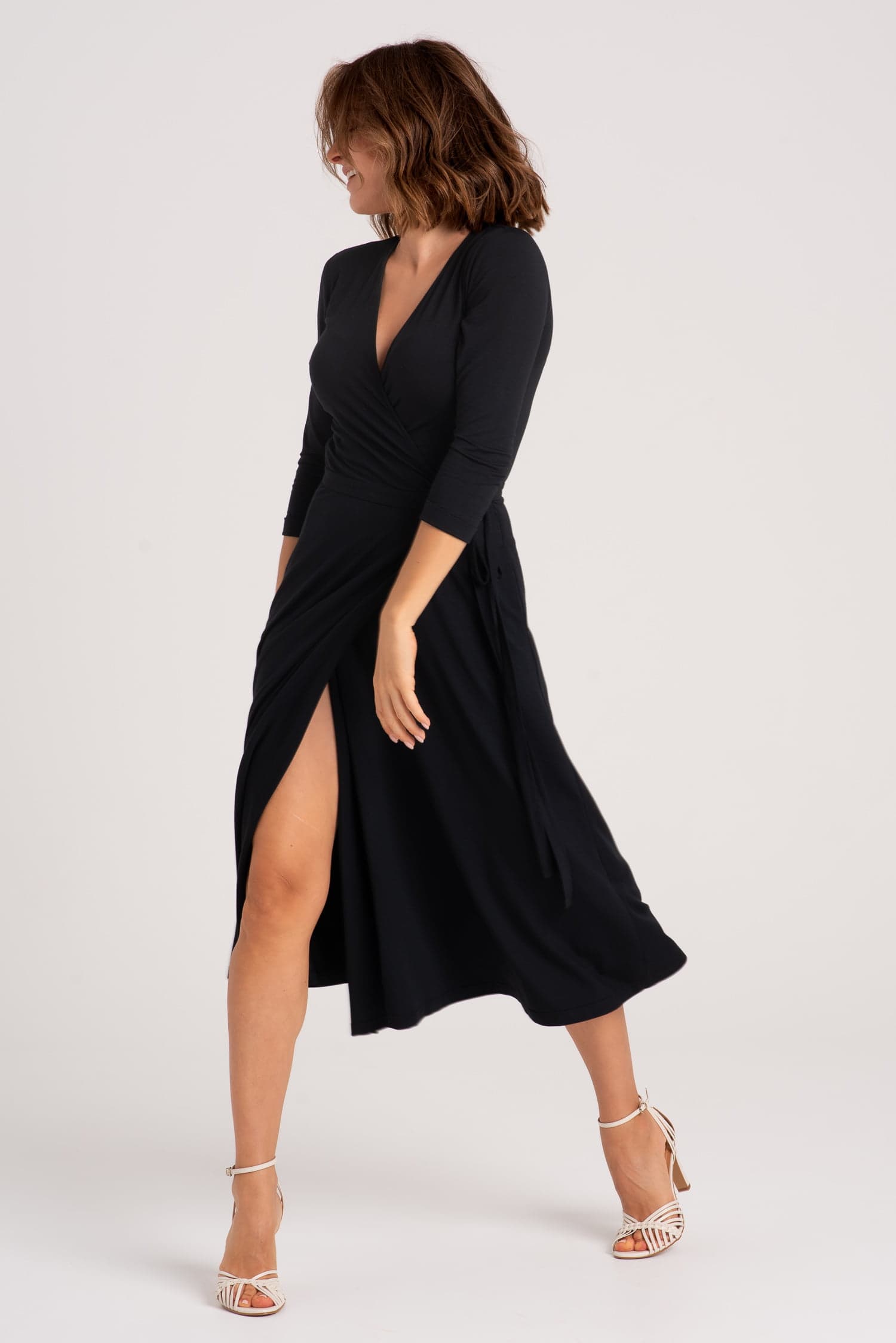 Czarna sukienka kopertowa z modalu Red — zdjęcie 6