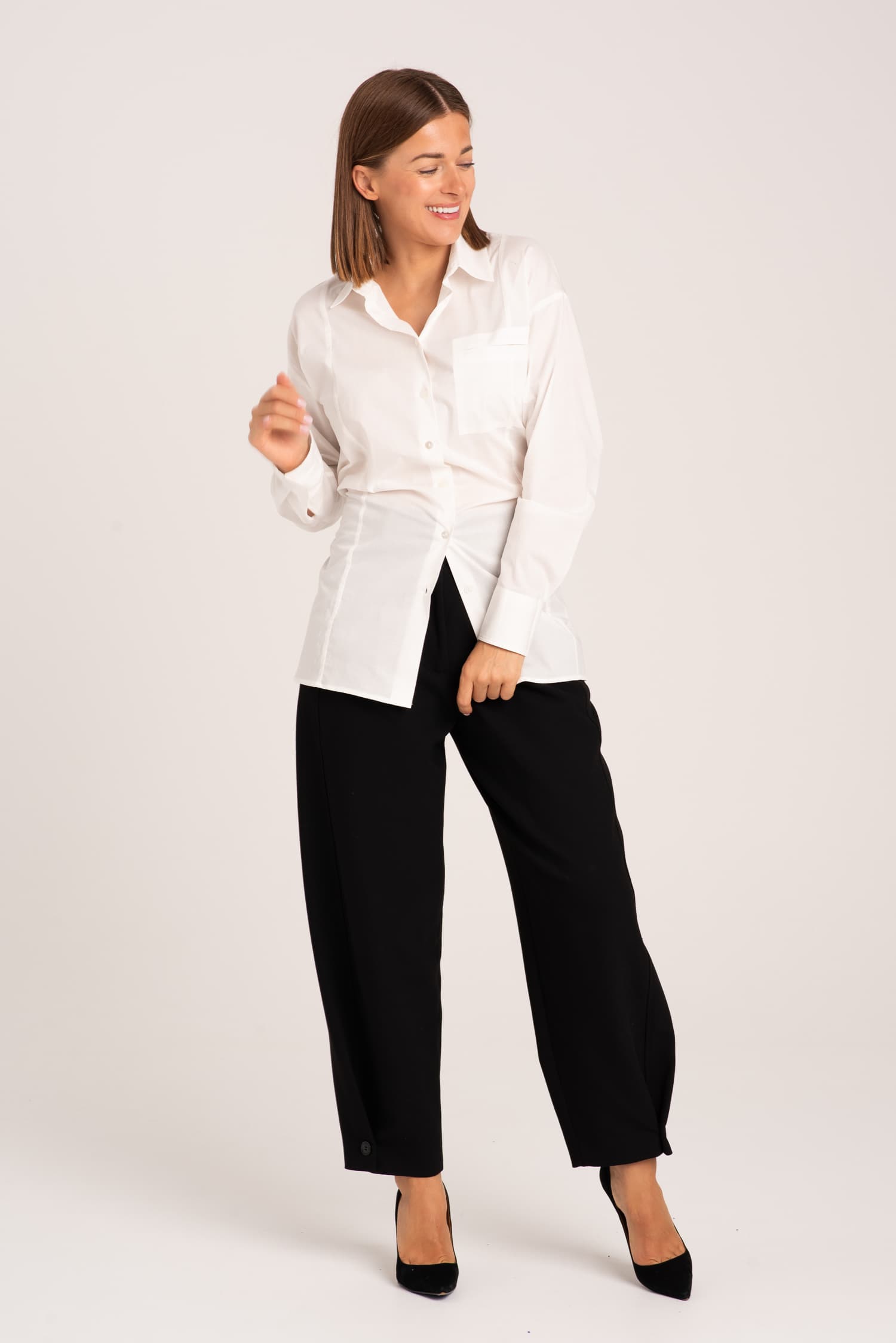 Biała koszula bawełniana z wiązaniem Charlotte — zdjęcie 2