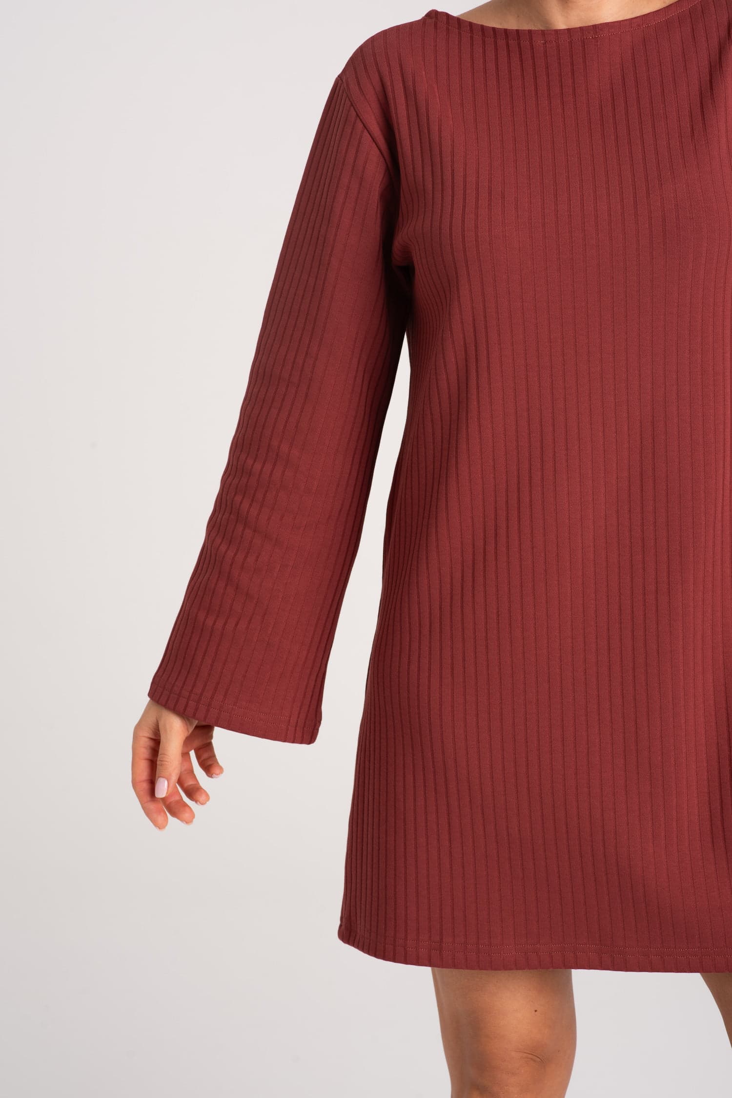 Sukienka z prążkowanej dzianiny Ella w kolorze marsala — zdjęcie 5