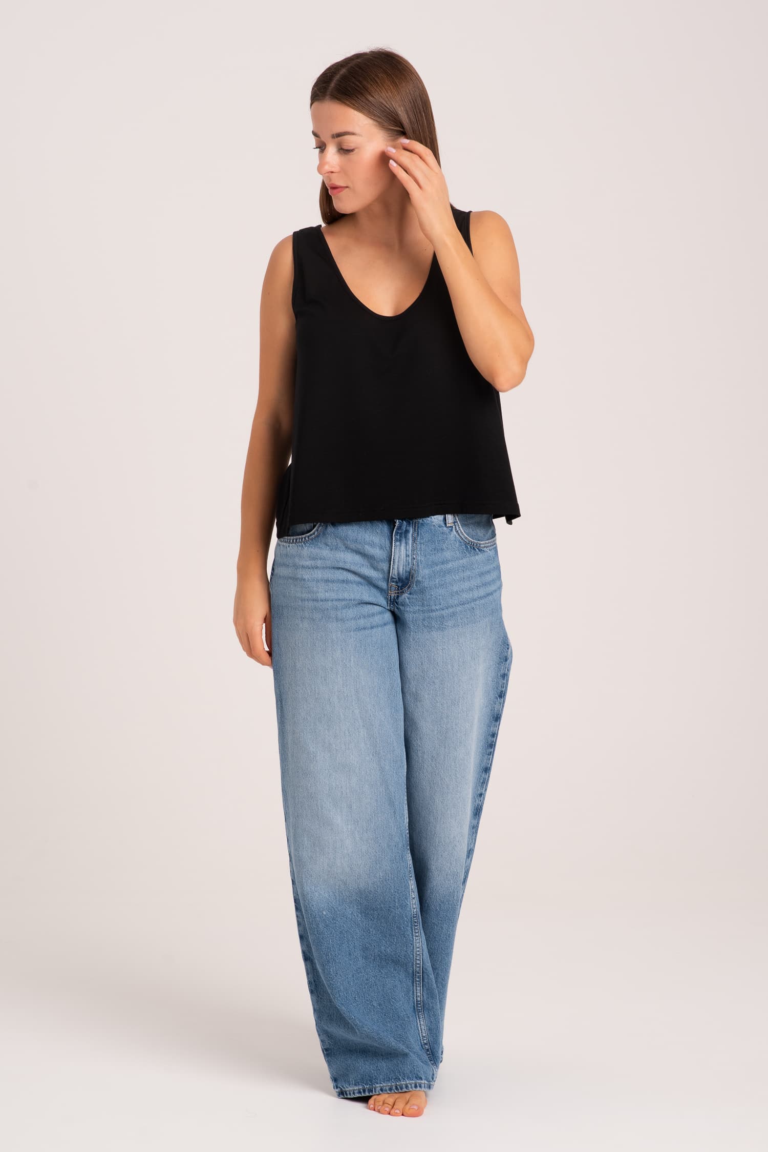 Czarny top na szerokich ramiączkach — zdjęcie 3