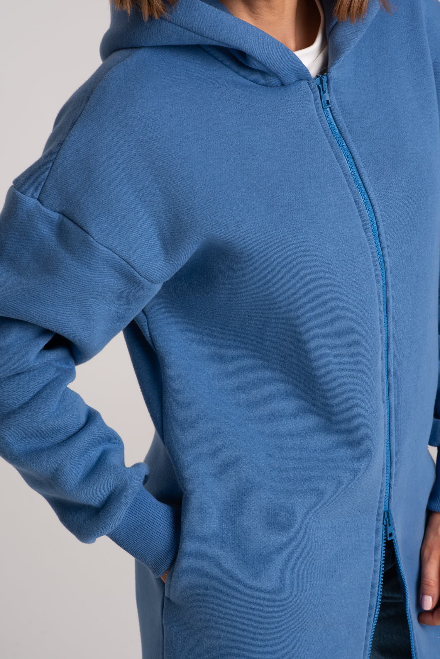 Blaue Hoodie-Jacke mit Reißverschluss LANGE GESCHICHTE — Foto 6