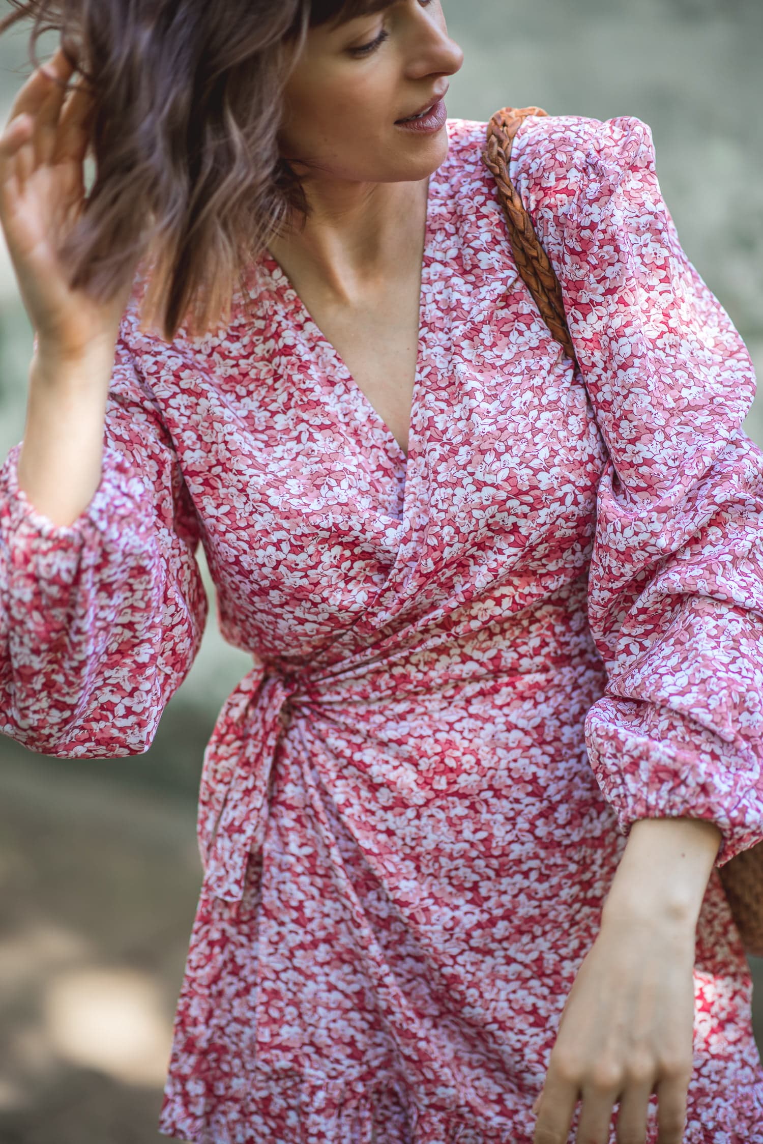 Sukienka kopertowa LOVE – kwiaty na czerwonym — zdjęcie 2