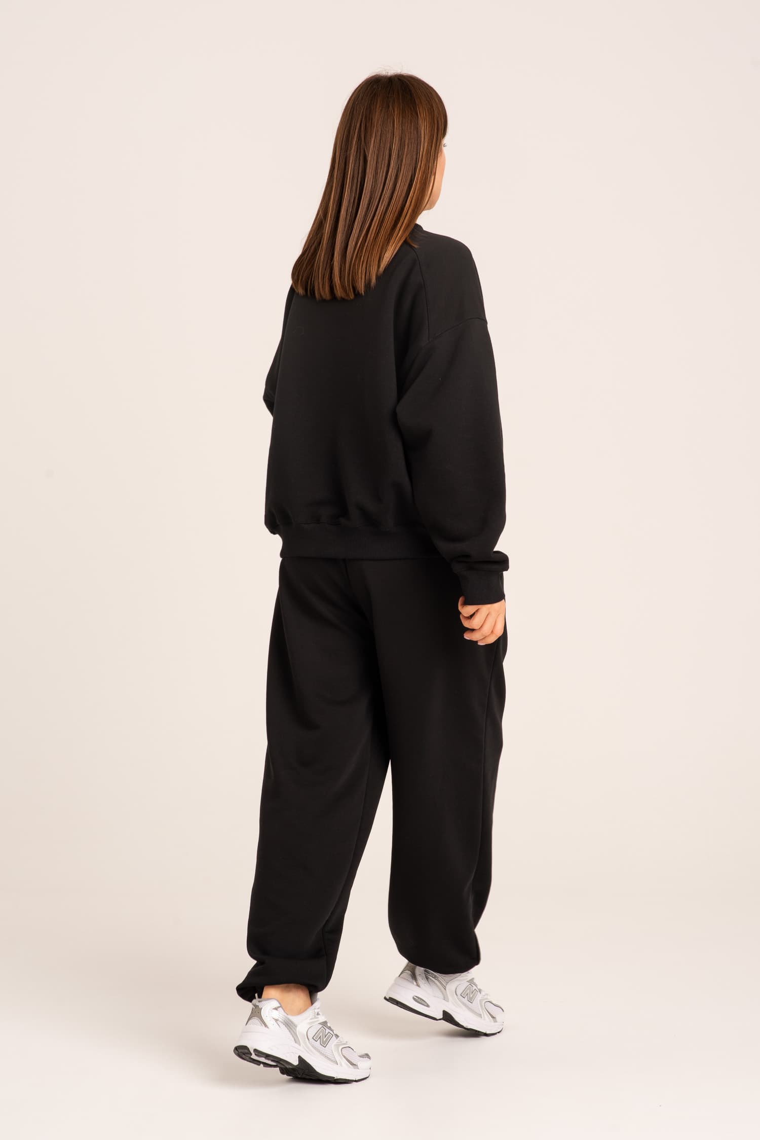 Czarne spodnie dresowe oversize Dalia - widok 2