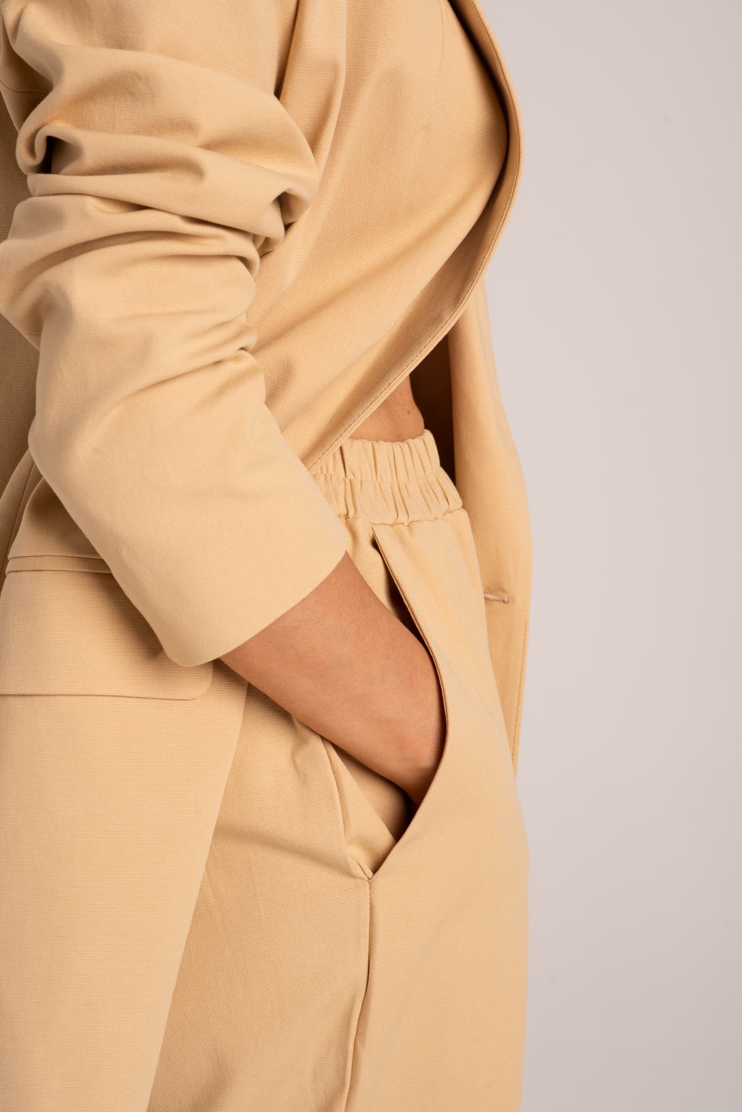 Żółty garnitur z szerokimi spodniami Mia — zdjęcie 6