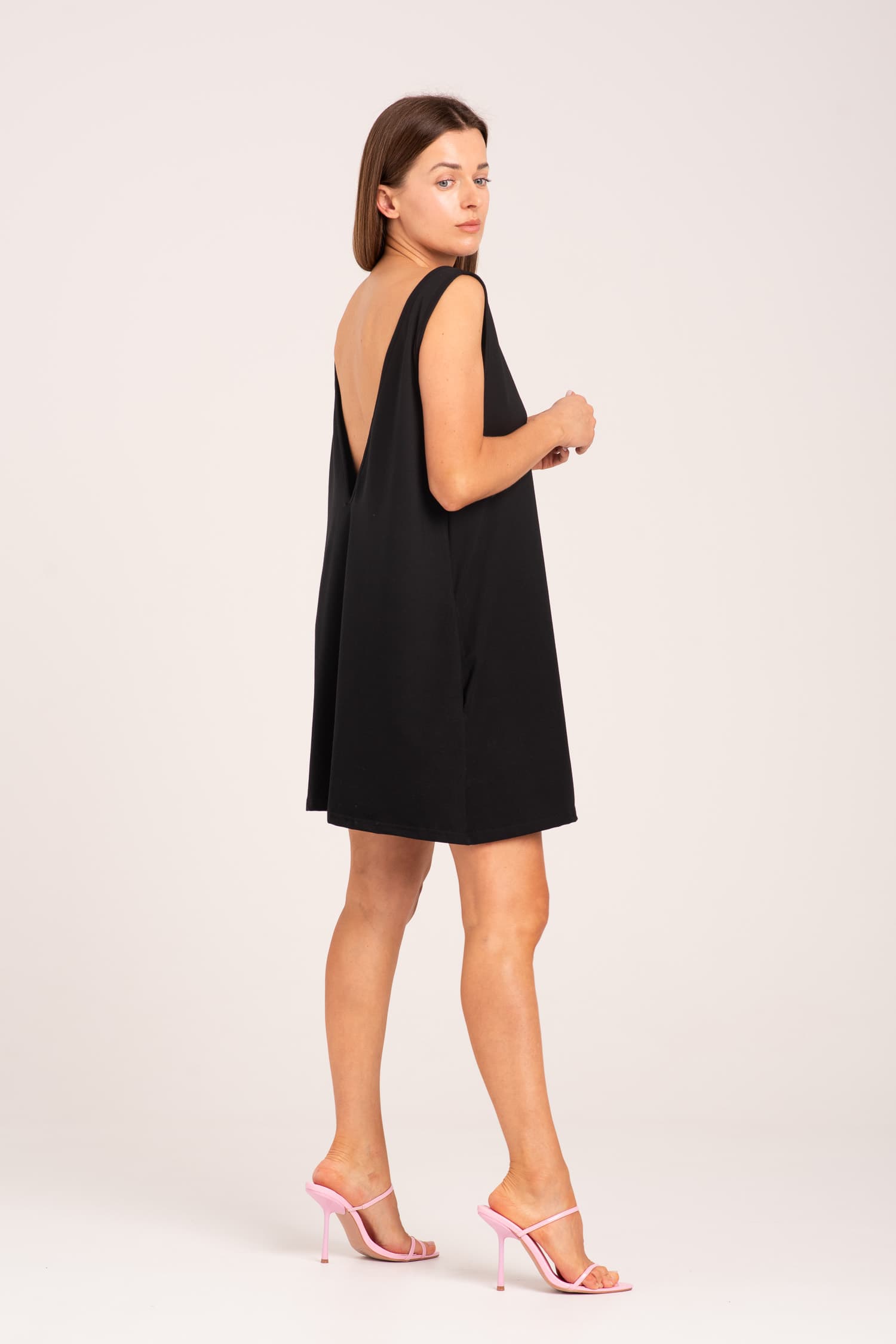 Czarna bawełniana sukienka z odkrytymi plecami Zola