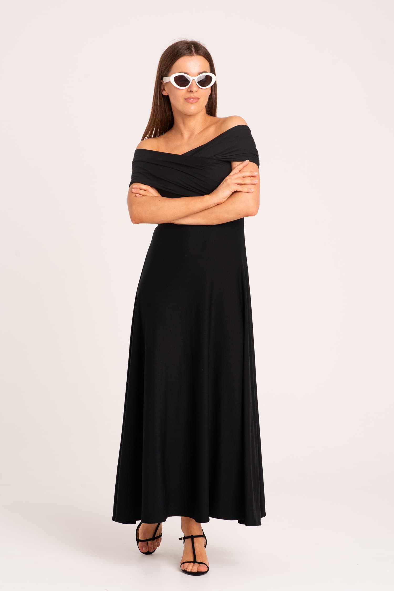 Czarna sukienka z odkrytymi ramionami UMA — zdjęcie 6