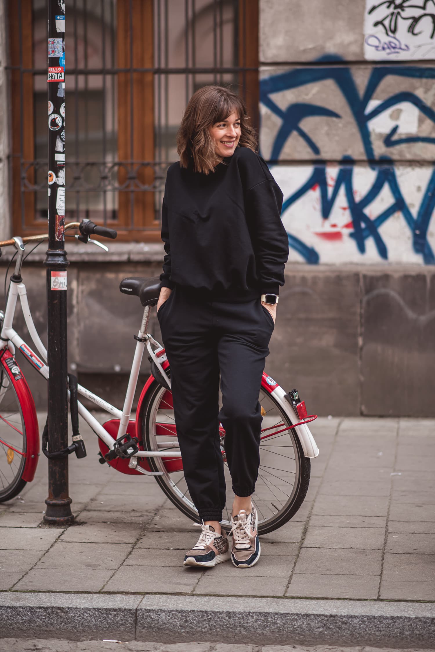 Dresy damskie: bluza + spodnie - czarne — zdjęcie 5