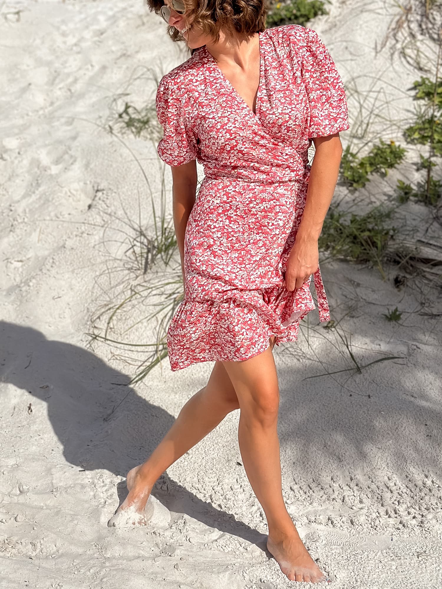 Sukienka kopertowa z krótkim rękawem LOVE  – kwiaty — zdjęcie 4