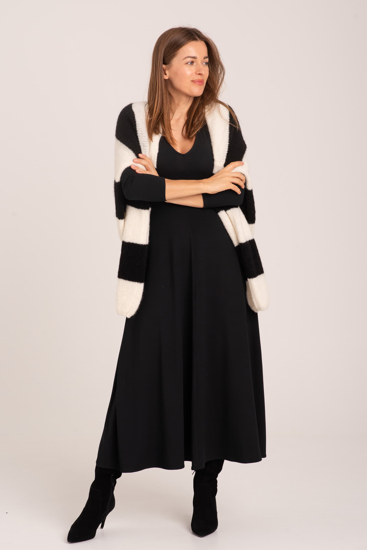 Czarna sukienka z długim rękawem Antonia long — zdjęcie 6