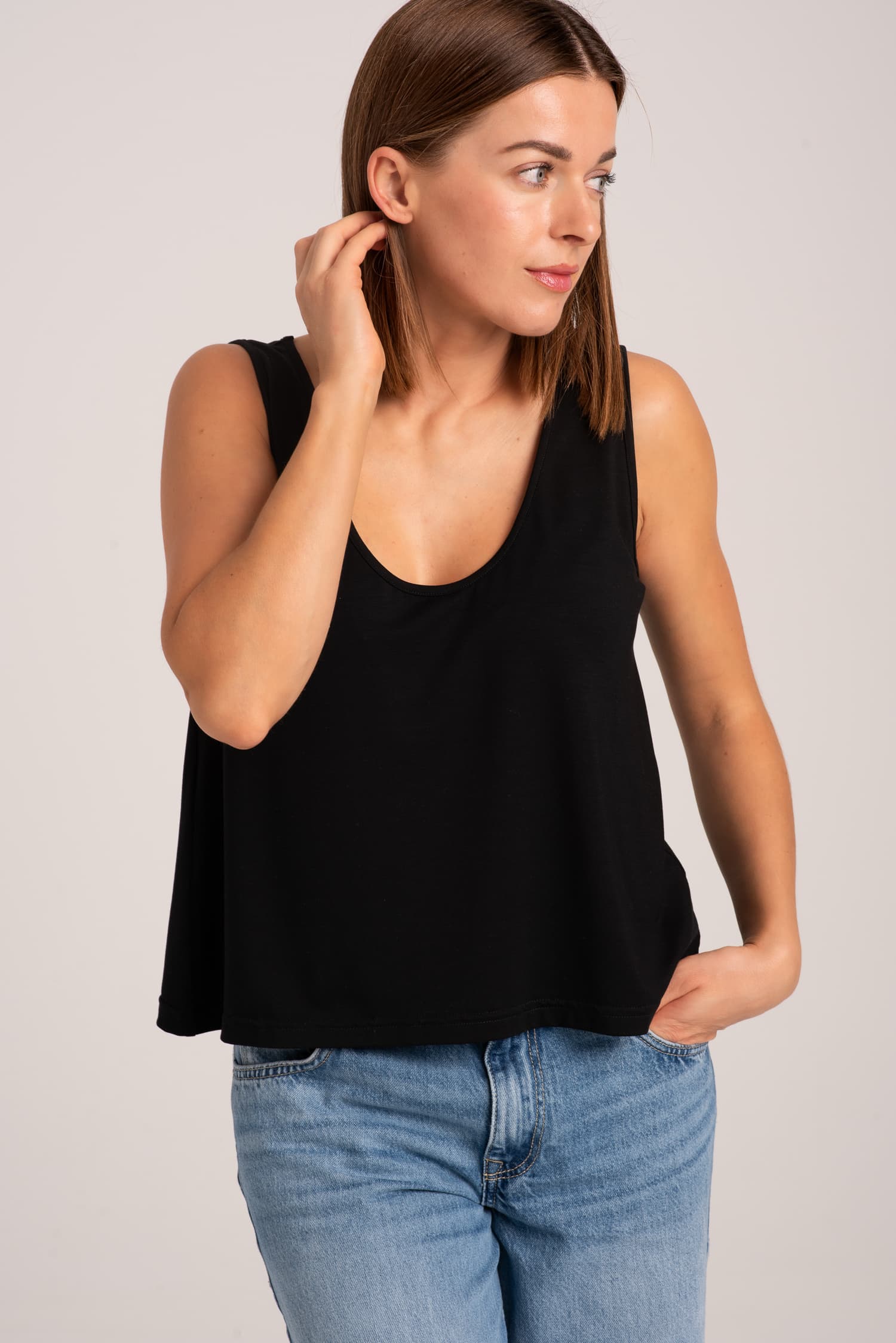 Czarny top na szerokich ramiączkach — zdjęcie 2