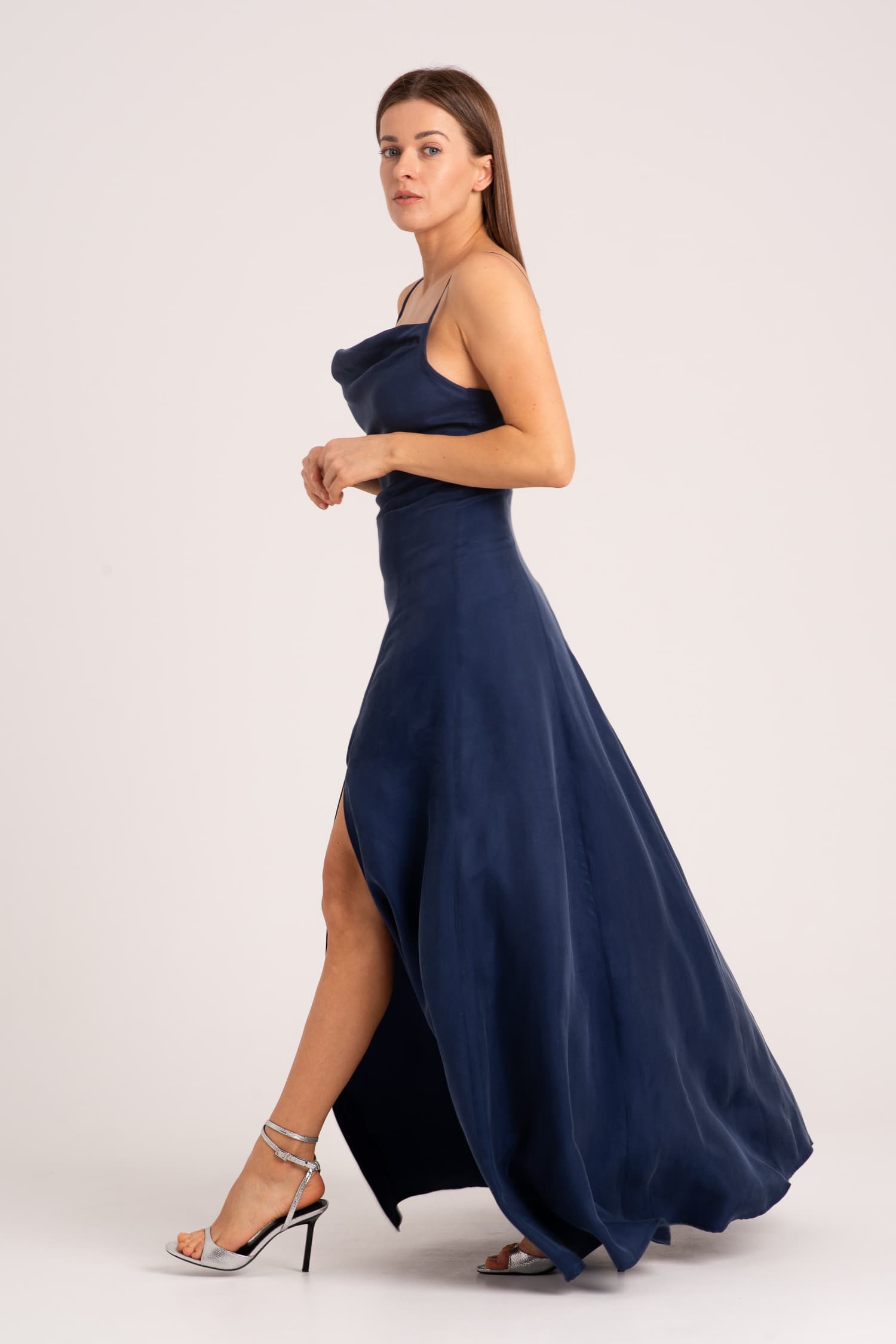 Długa granatowa sukienka z cupro na ramiączkach Natalie - widok 2