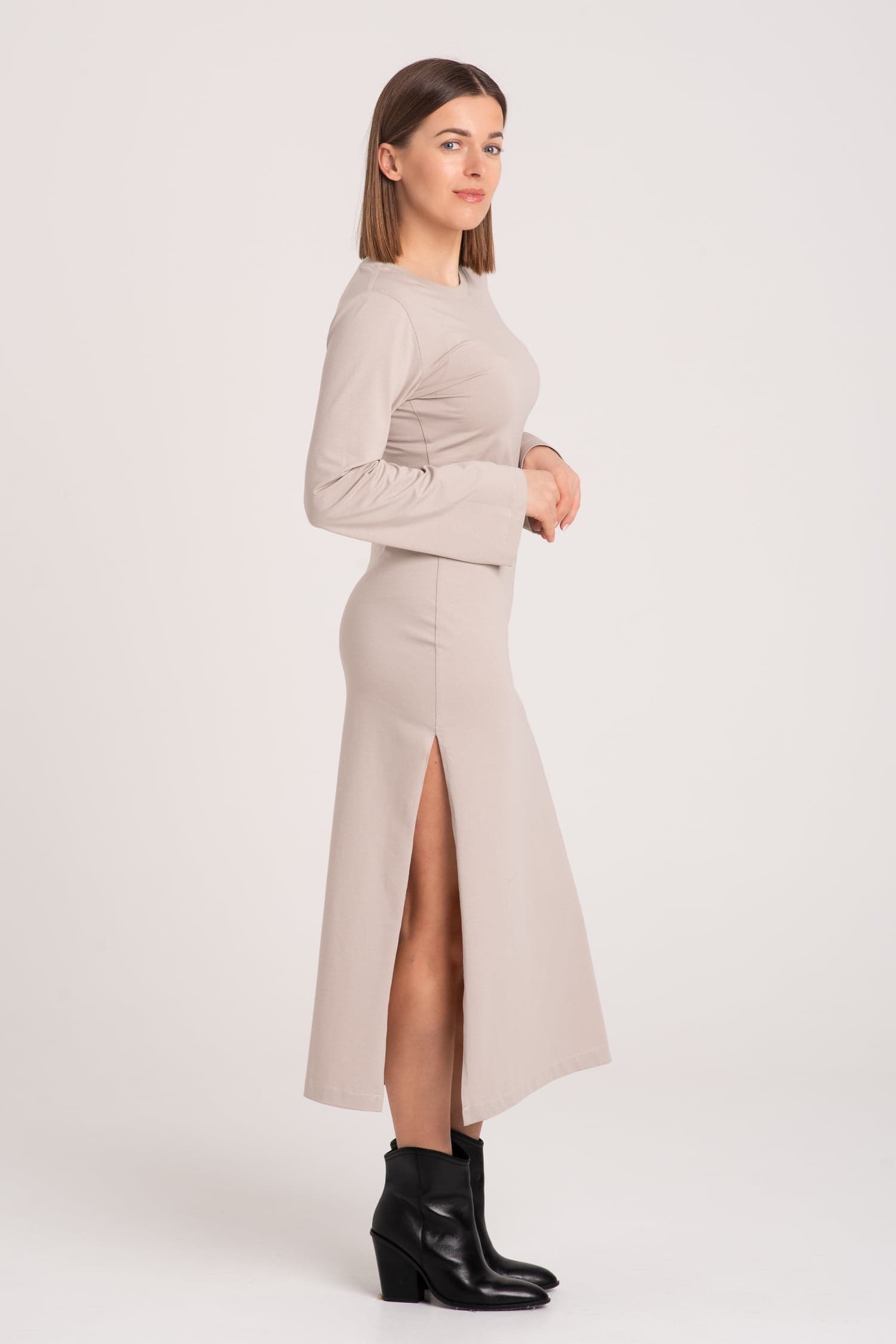 Długa sukienka t-shirtowa z rozcięciem AVERY