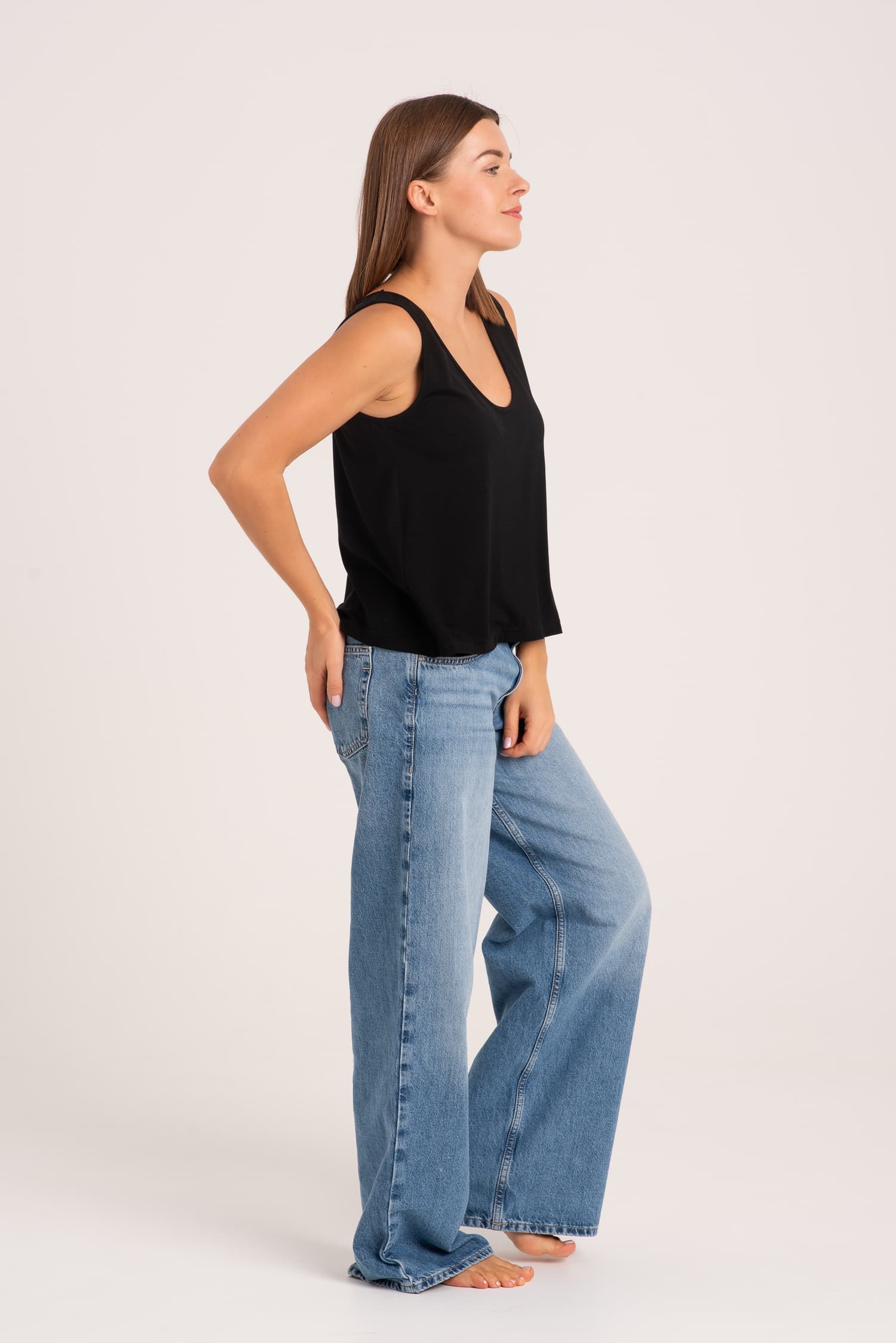 Czarny top na szerokich ramiączkach — zdjęcie 4