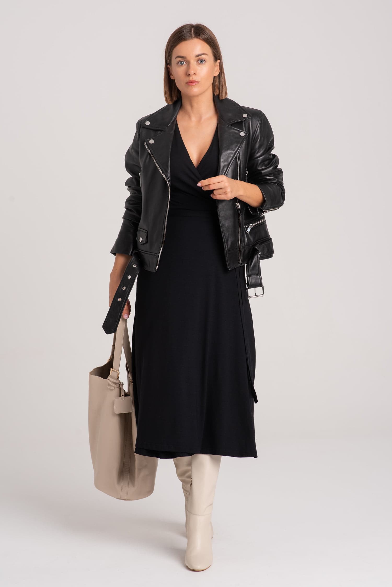 Czarna sukienka kopertowa z modalu Red — zdjęcie 12