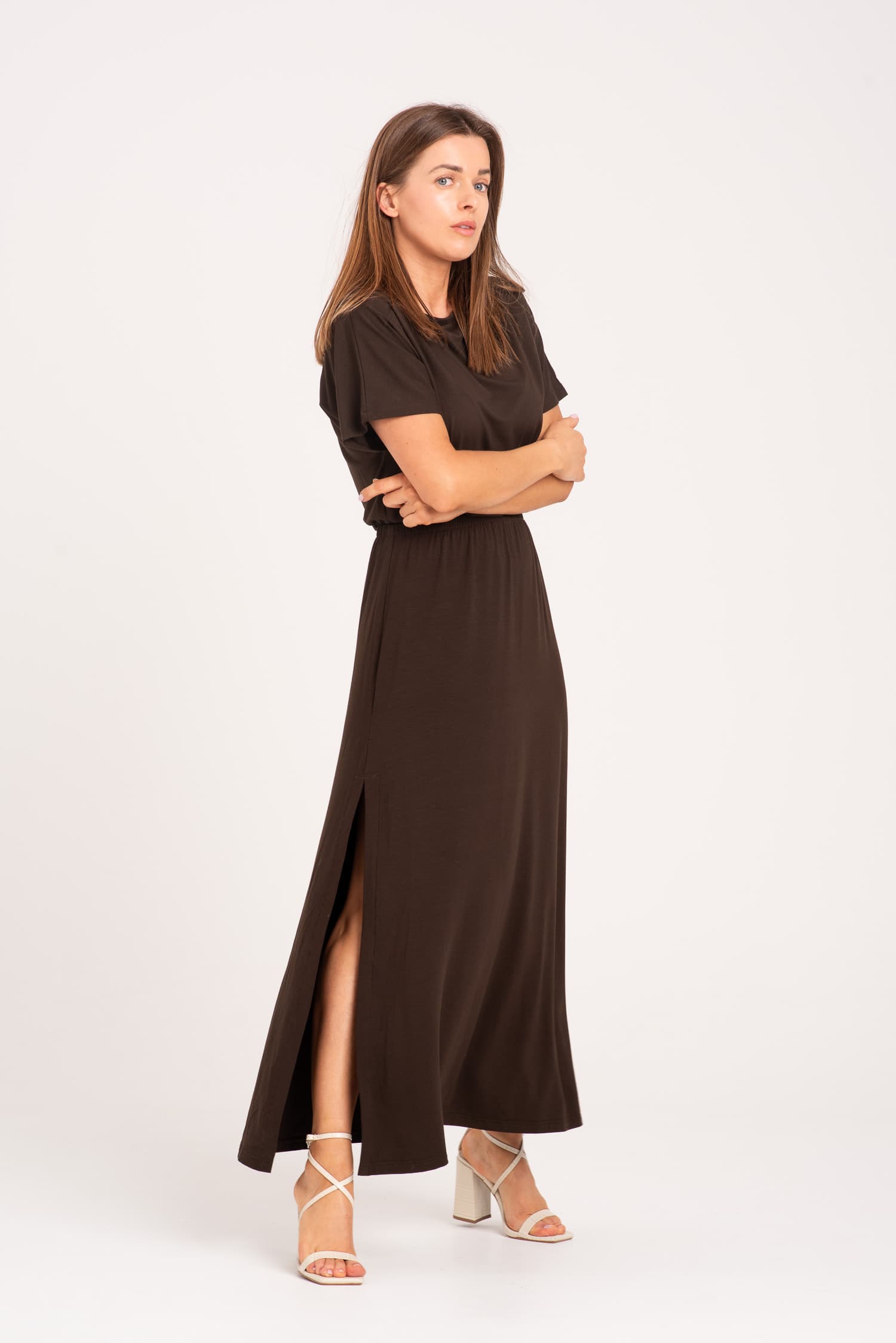 Brązowa długa sukienka z modalu Collet - widok 2