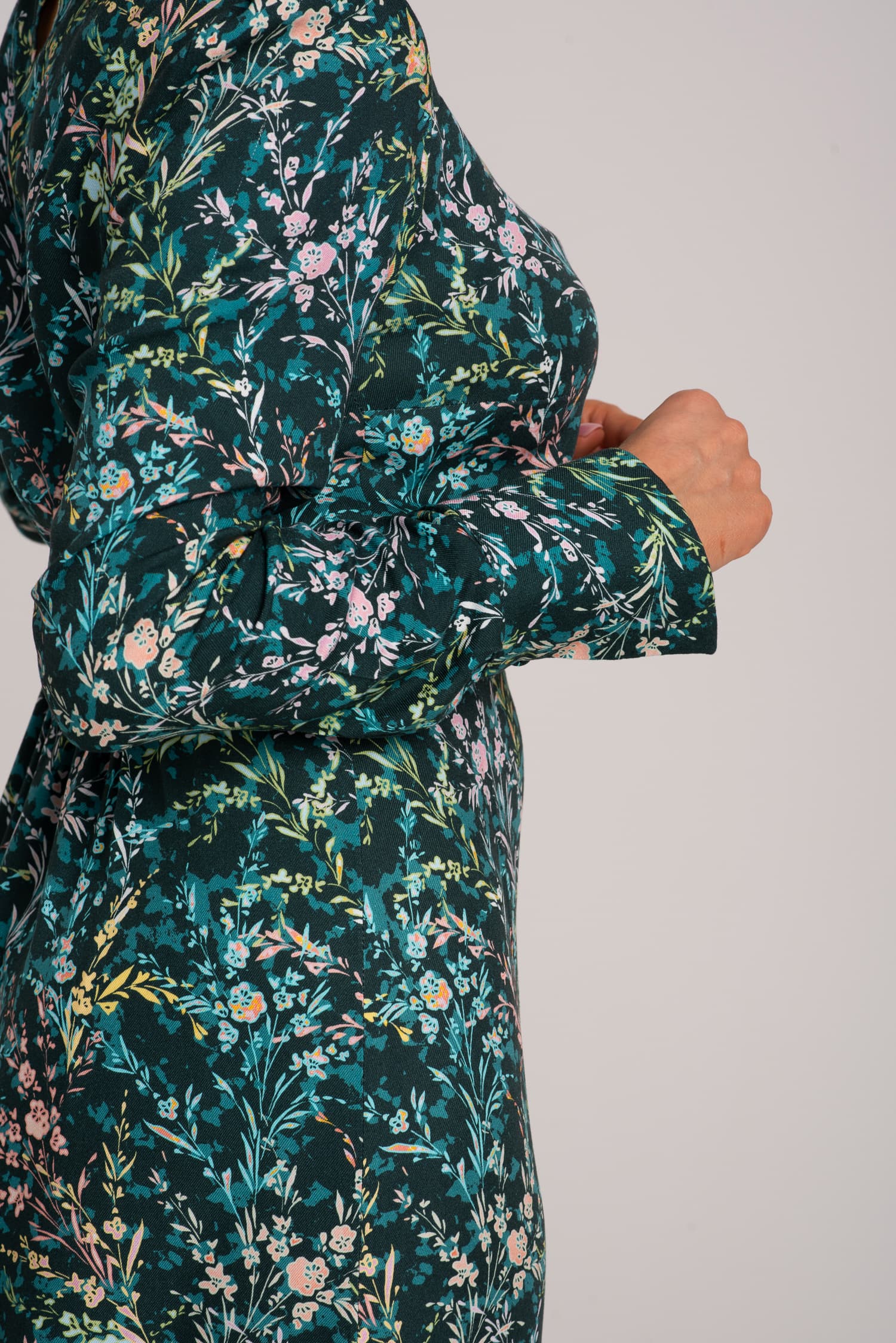 Zielona sukienka z wiskozy w kwiaty Hazel — zdjęcie 6