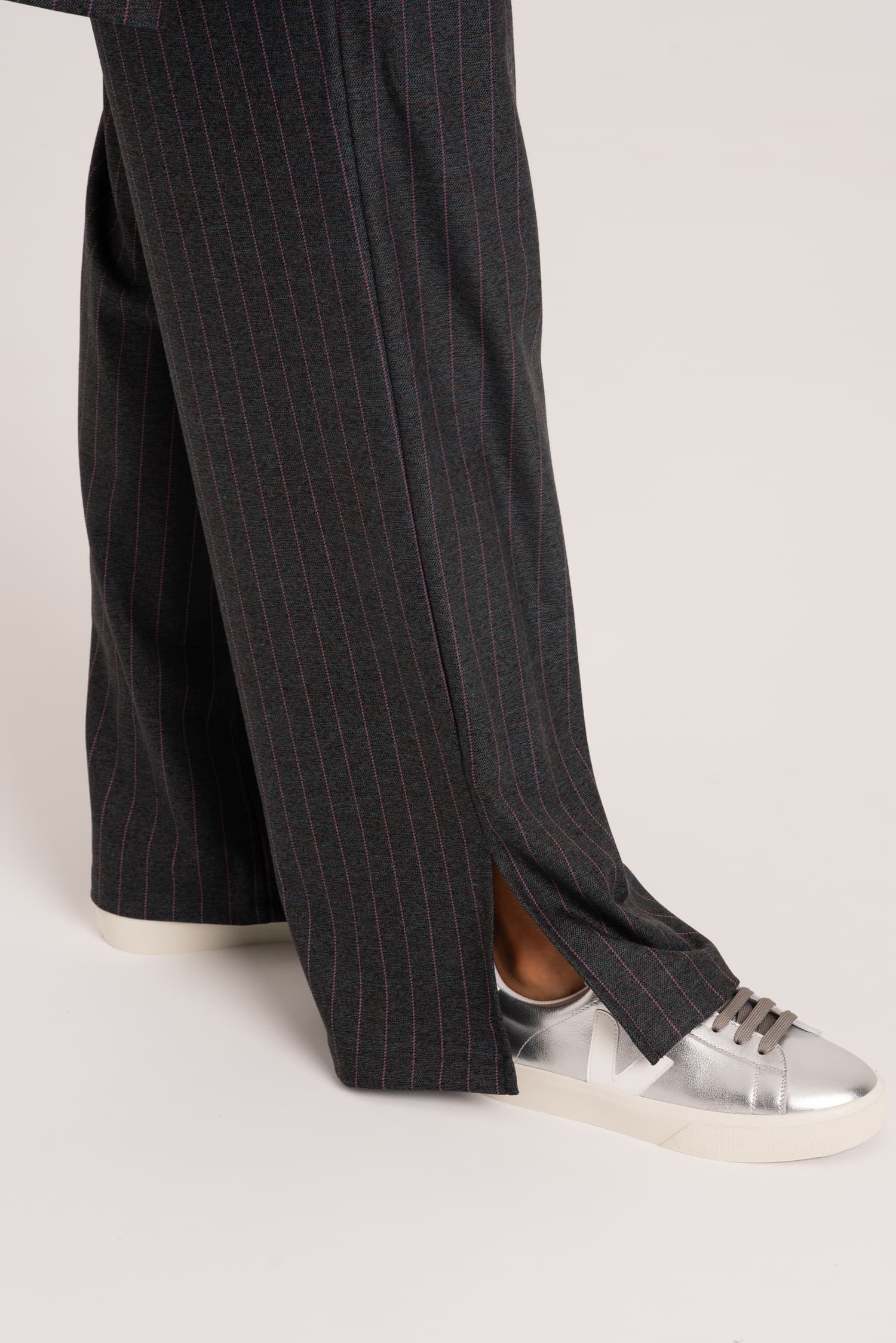 Grafitowe spodnie w paski z rozcięciem na nogawce Mia - widok 2