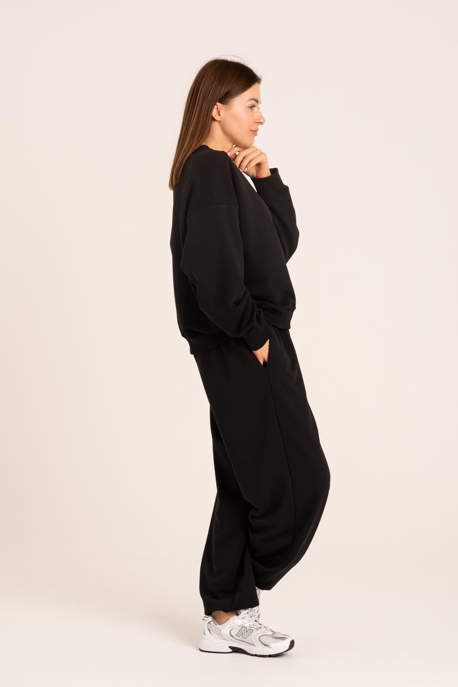 Czarne spodnie dresowe oversize Dalia — zdjęcie 7