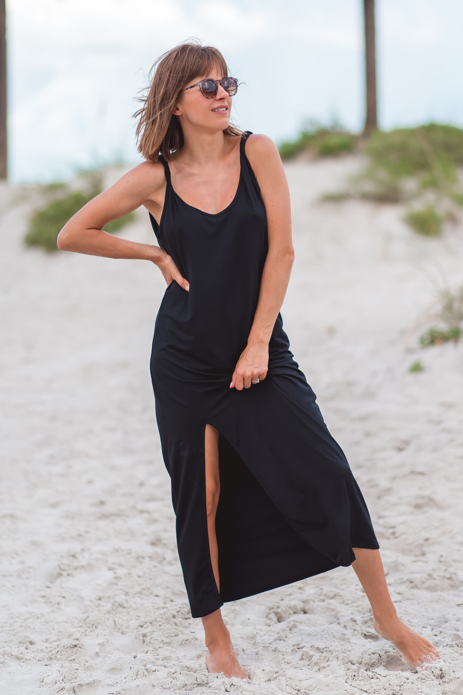 Sukienka na zakręconych ramiączkach SIMPLE – czarna — zdjęcie 5