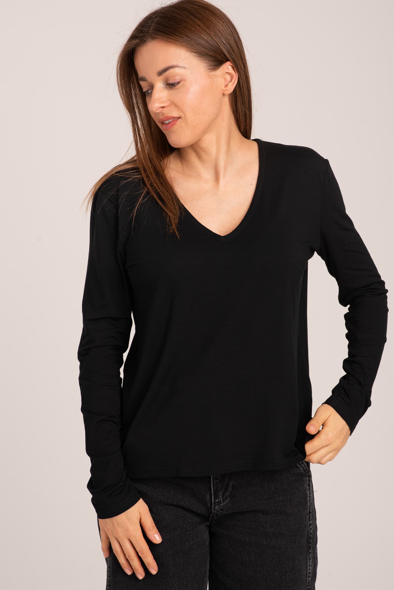 Blusa negra de manga larga con escote en V Aniela - zdjęcie 1