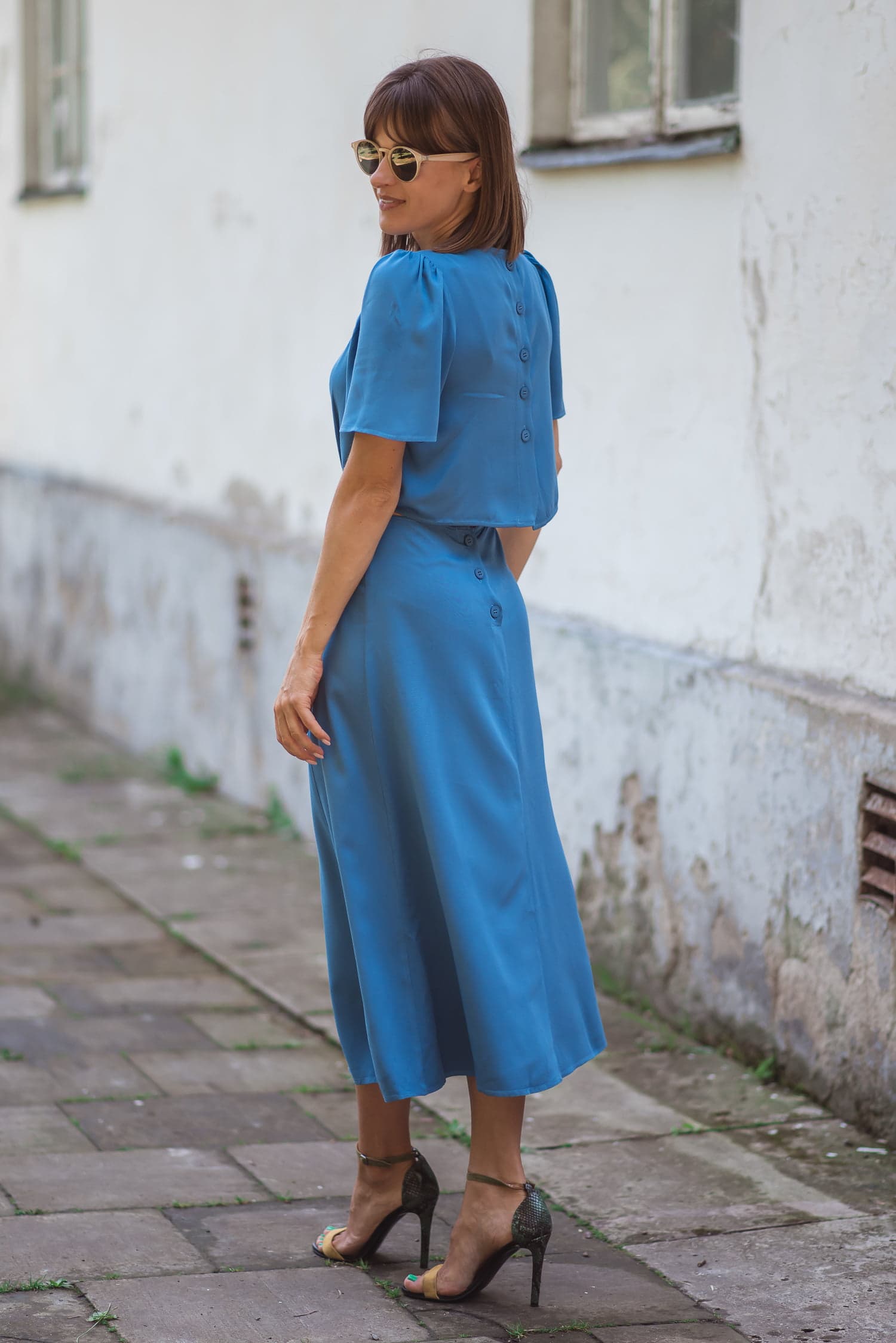 Sukienka z odkrytymi plecami SUMMER – niebieska — zdjęcie 2
