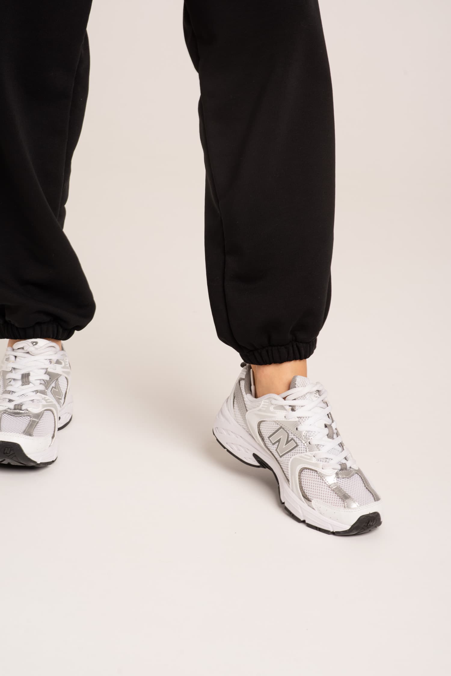 Czarne spodnie dresowe oversize Dalia — zdjęcie 5