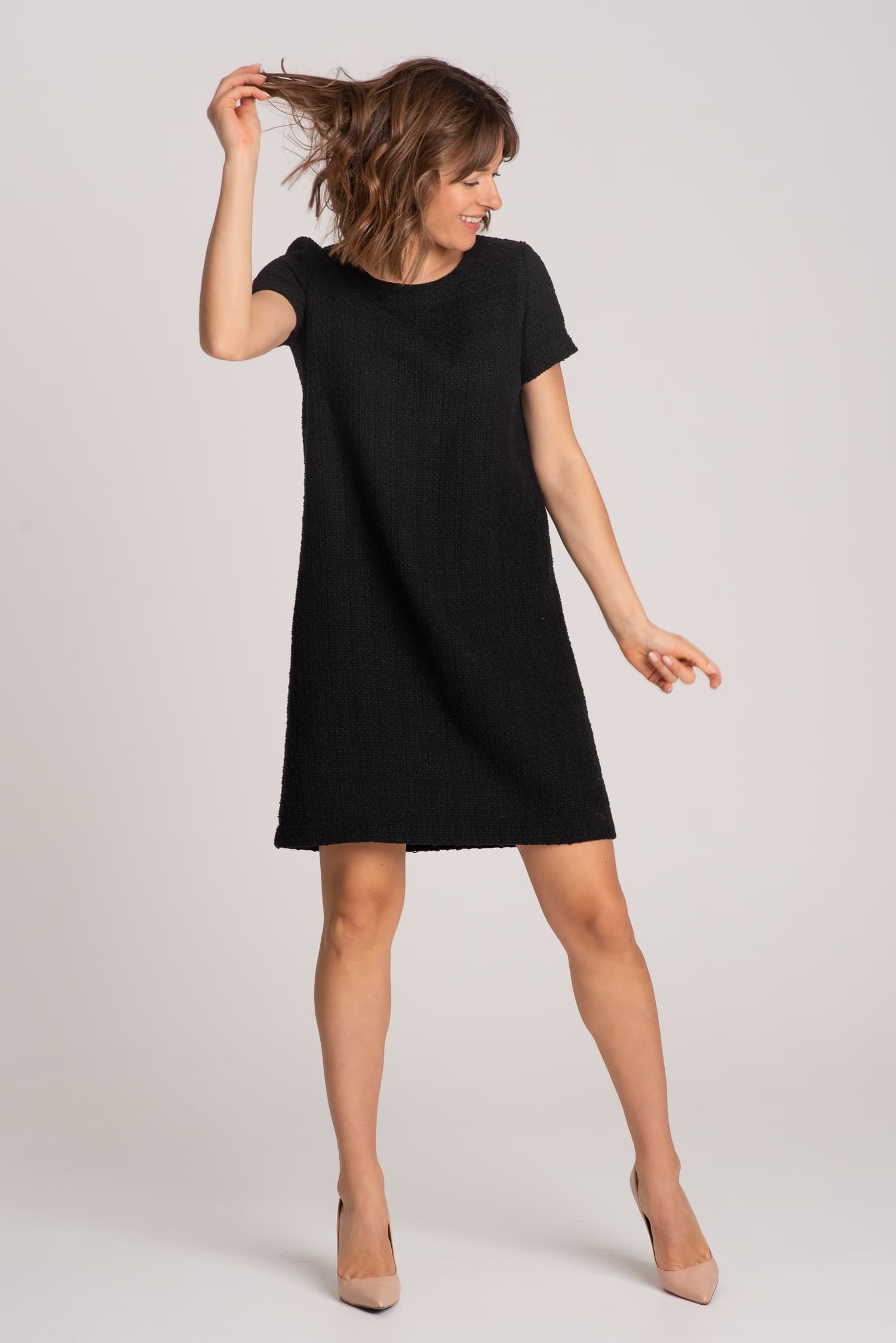 Klasyczna sukienka MINIMALISTKA - czarna - widok 2