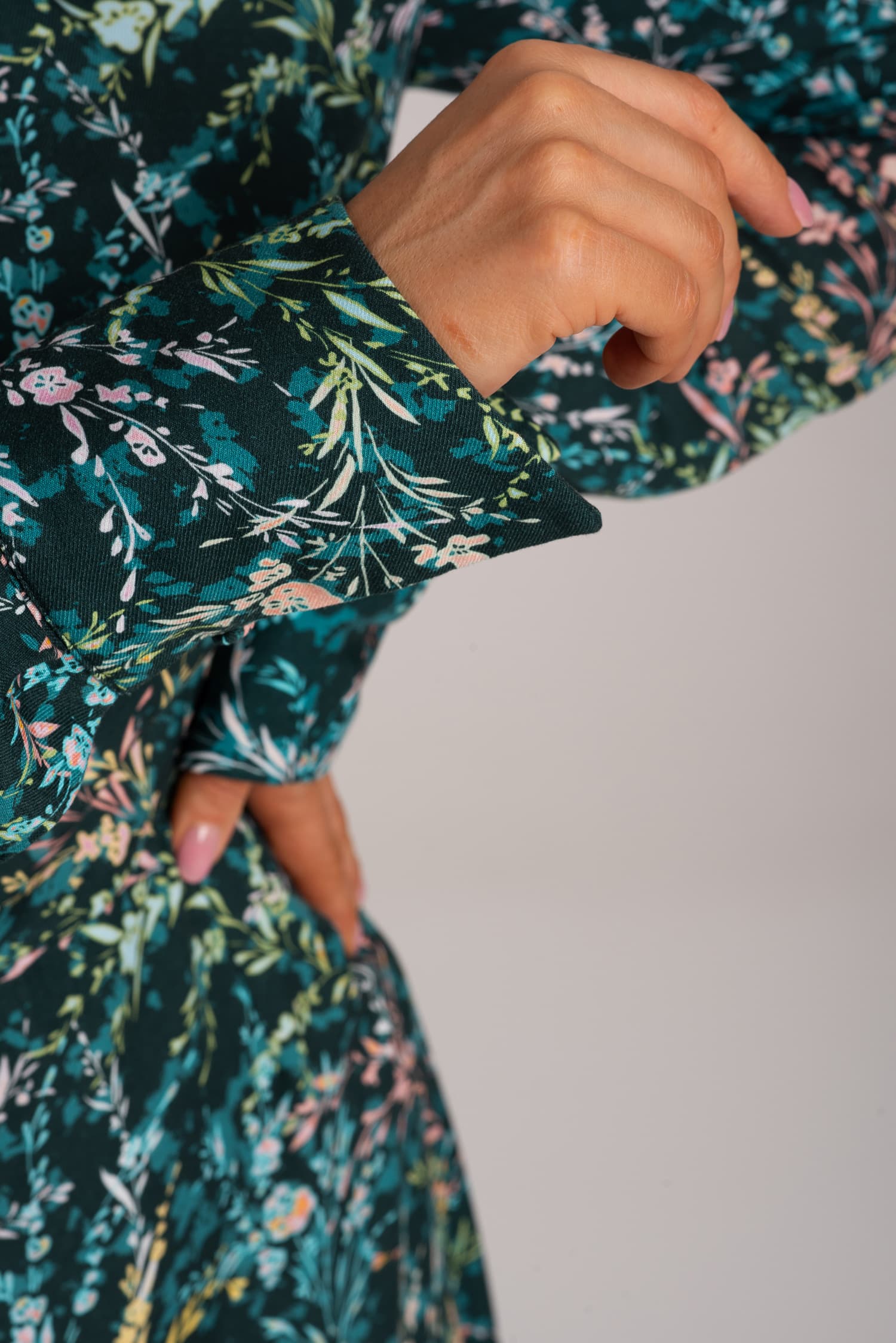 Zielona sukienka z wiskozy w kwiaty Hazel — zdjęcie 7