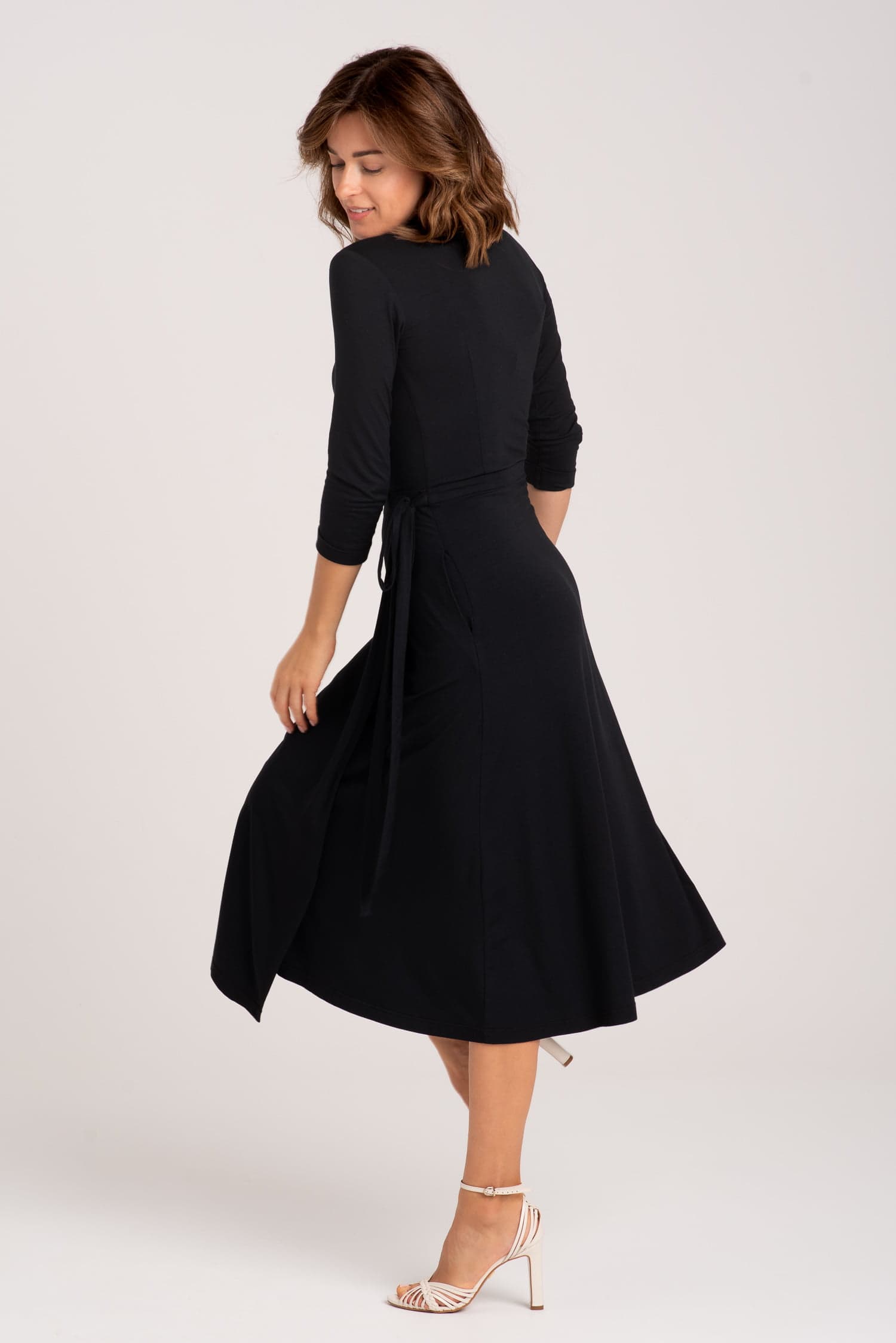 Czarna sukienka kopertowa z modalu Red — zdjęcie 8