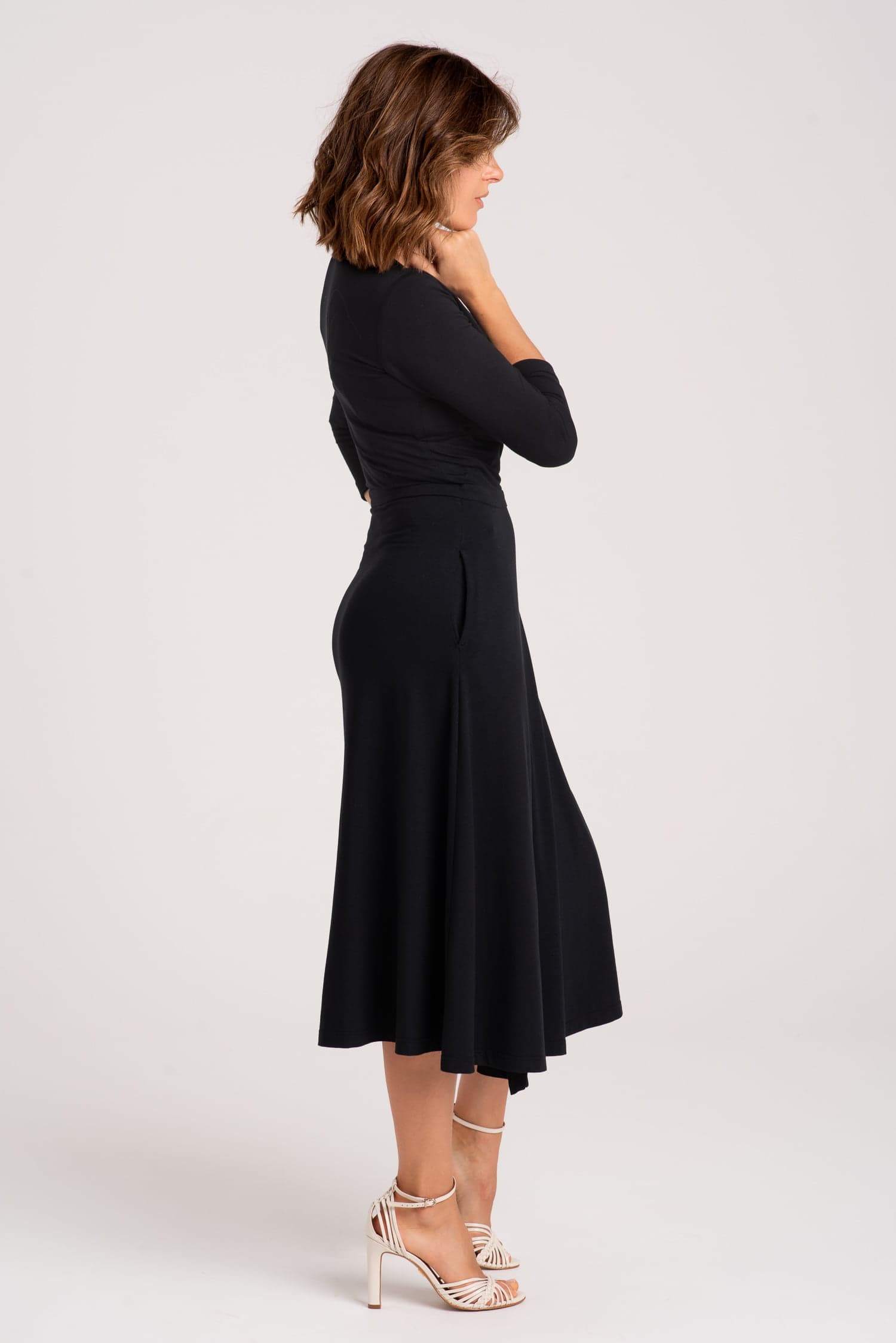 Czarna sukienka kopertowa z modalu Red — zdjęcie 3